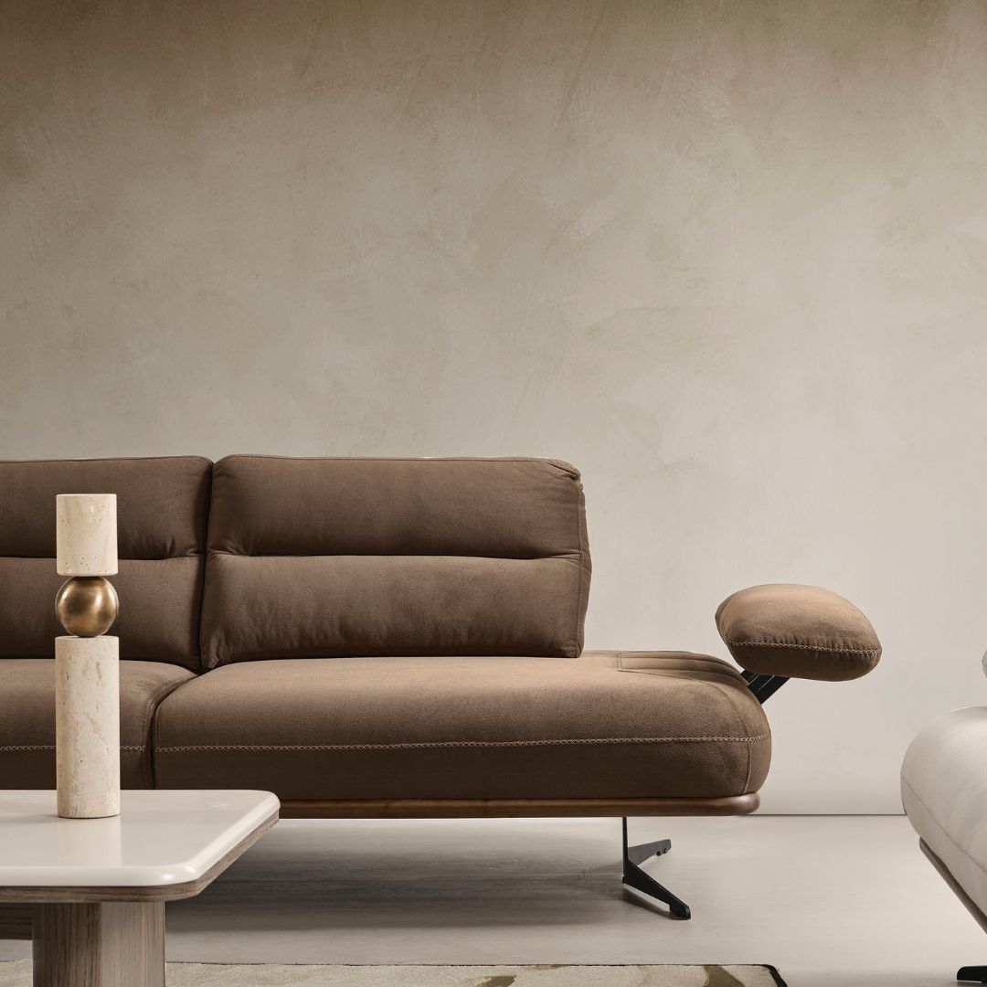 Диван Liva – страничен профил с балансирани пропорции.