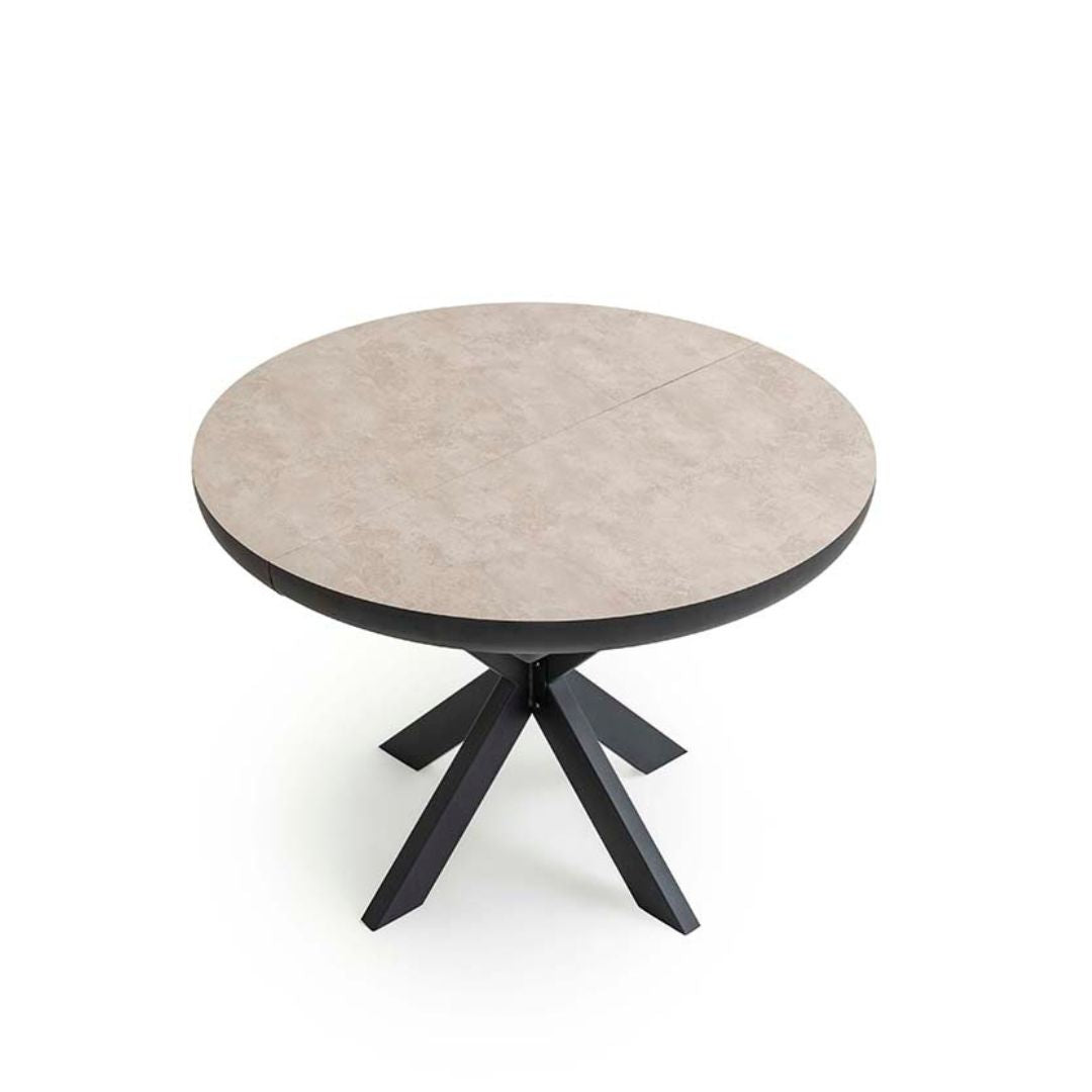 Изглед към маса Spider под ъгъл, акцентиращ върху пресичащите се метални крака и стабилната конструкция. 