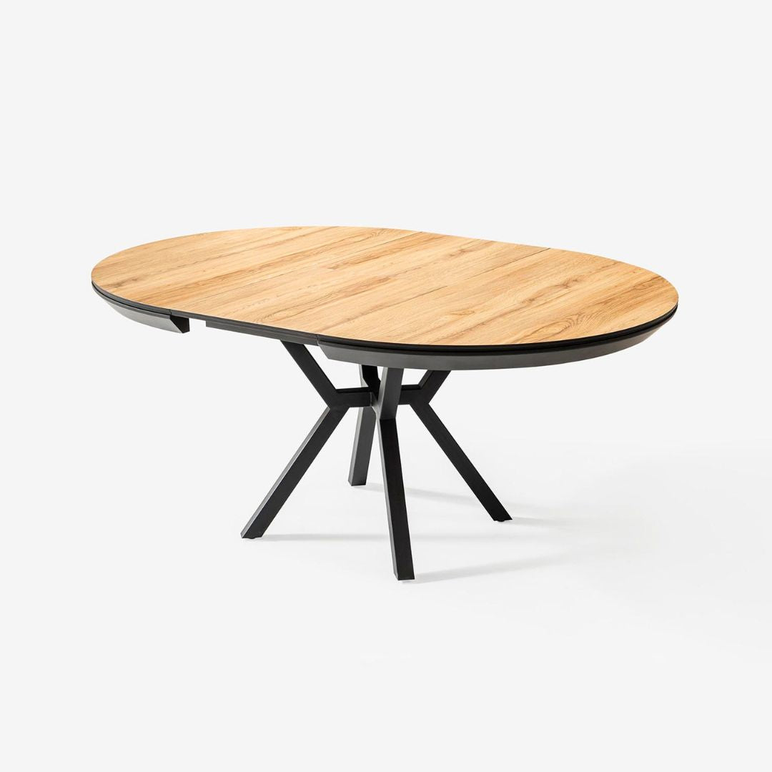 Трапезна маса Marin, разтегната с двата допълнителни плота до 226 см, подготвена за по-голяма компания около нея.