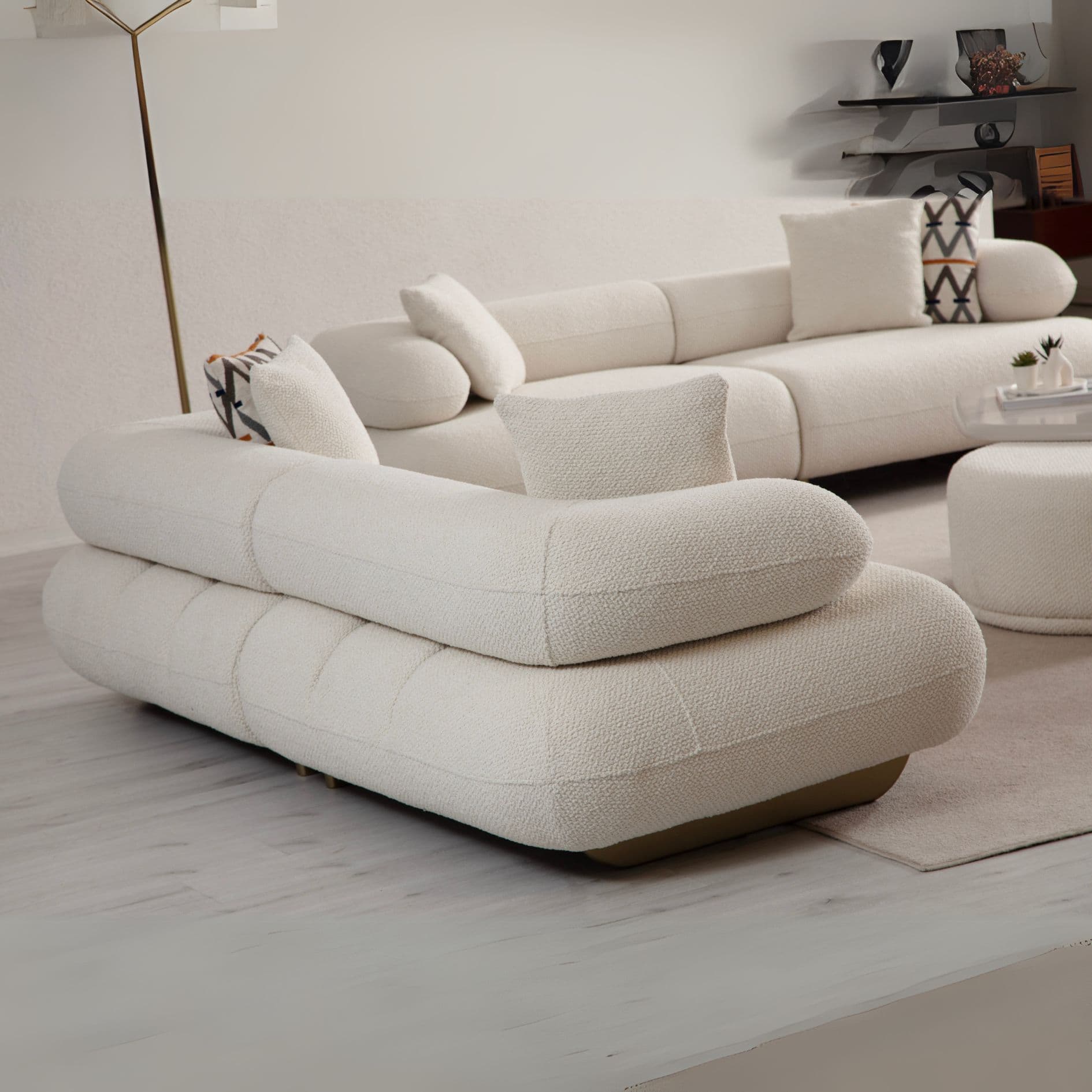 Общ изглед на седалката и облегалката на прав диван Glamour. Комфортен дизайн за ежедневна употреба.