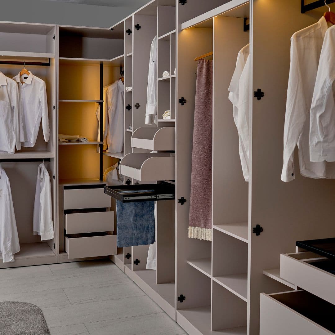 Модулен гардероб Dolunay с модерен дизайн и гъвкави модули за съхранение.