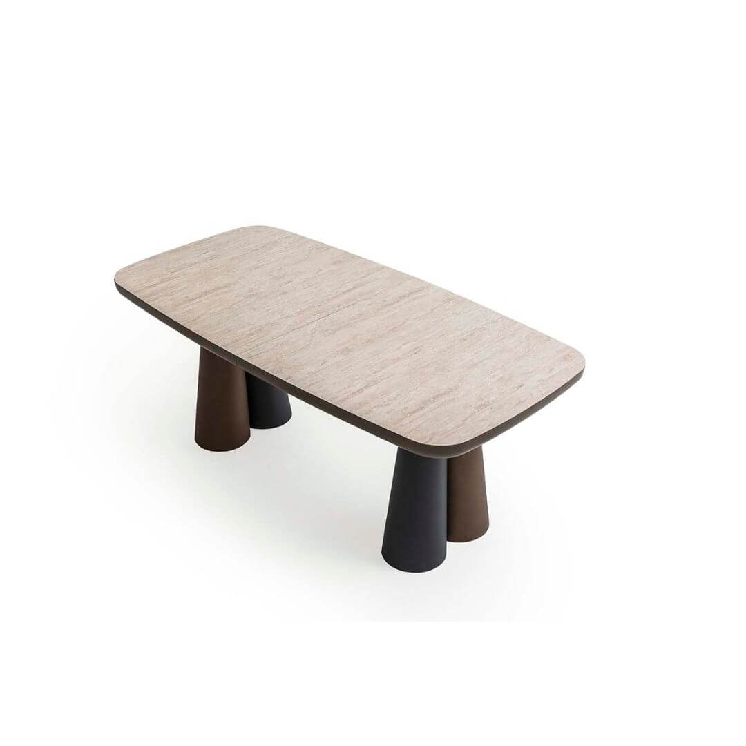 Близък план на травертин HPL плота на маса Afrodit, показващ текстурираната повърхност и естественото излъчване.