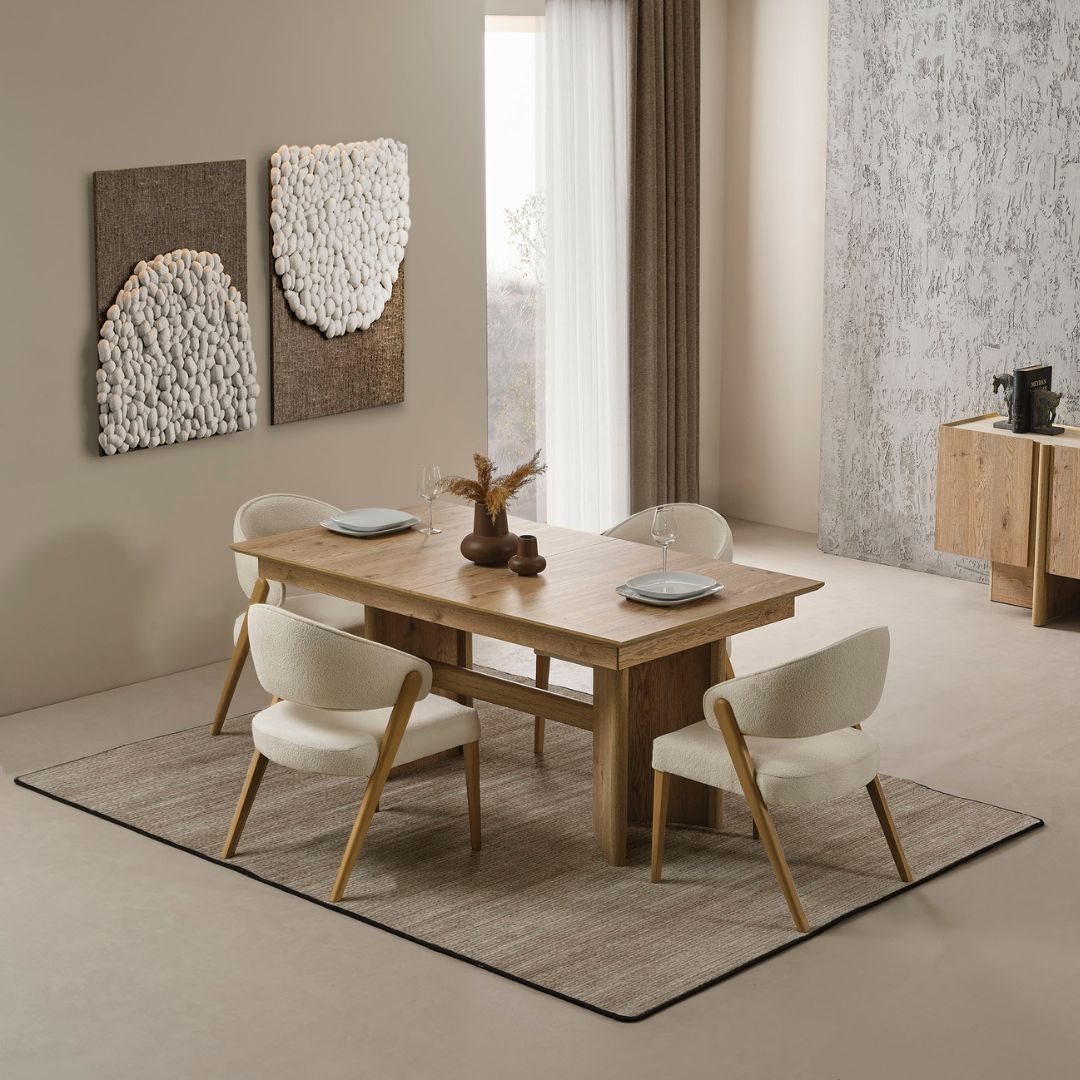 Трапезна маса Anka в светла трапезария, заснета под ъгъл. Заоблените ъгли омекотяват визията и правят пространството по-приветливо.