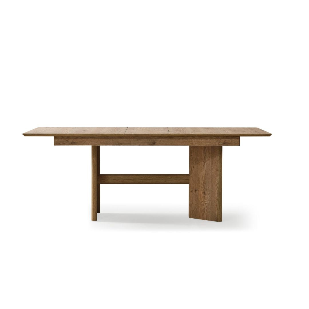 Трапезна маса Anka на бял фон – страничен профил, показващ плоскостната основа. Силуетът е изчистен и стабилен.