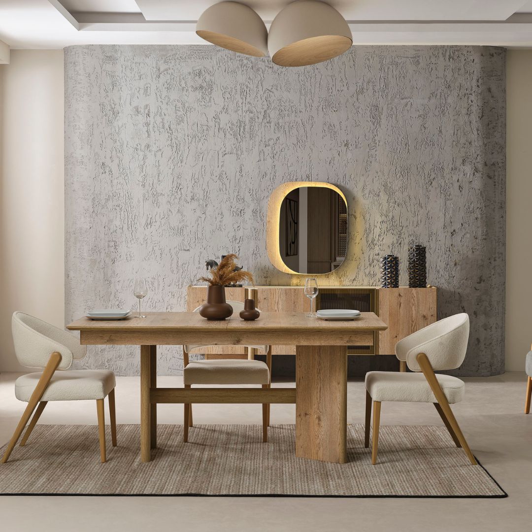 Трапезна маса Anka в интериор с тапицирани столове и неутрален килим. Дървесният тон създава уютна, спокойна трапезария.