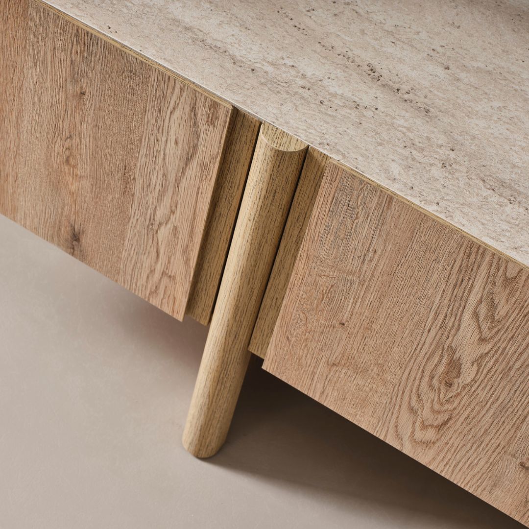 ТВ модул Anka – детайл на плота и подредени аксесоари.