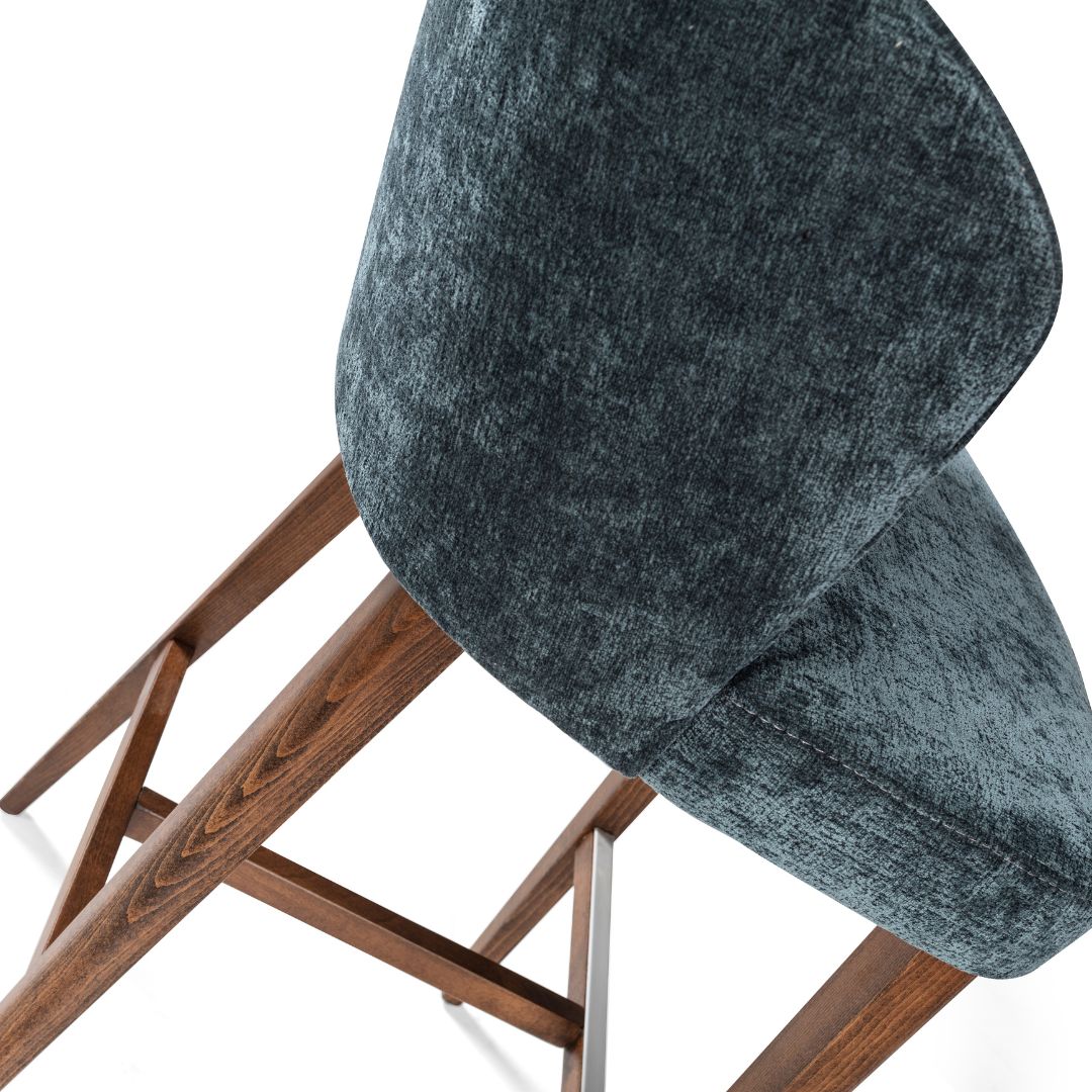 Бар стол Amour – столът в интериор до кухненски остров.