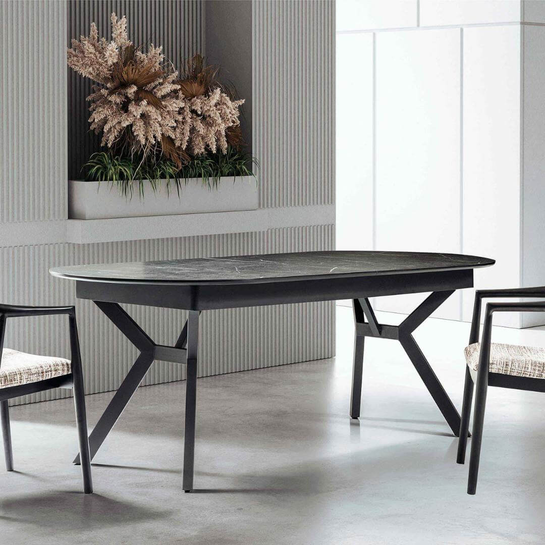 Трапезна маса Bear в трапезария, с плътен дървесен плот и метална основа, създаваща топла и уютна атмосфера в интериора.