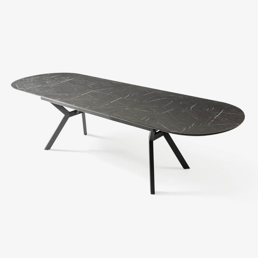 Трапезна маса Bear, показана фронтално, подчертаваща дълбоките цветови тонове и шарките на дървесната повърхност.