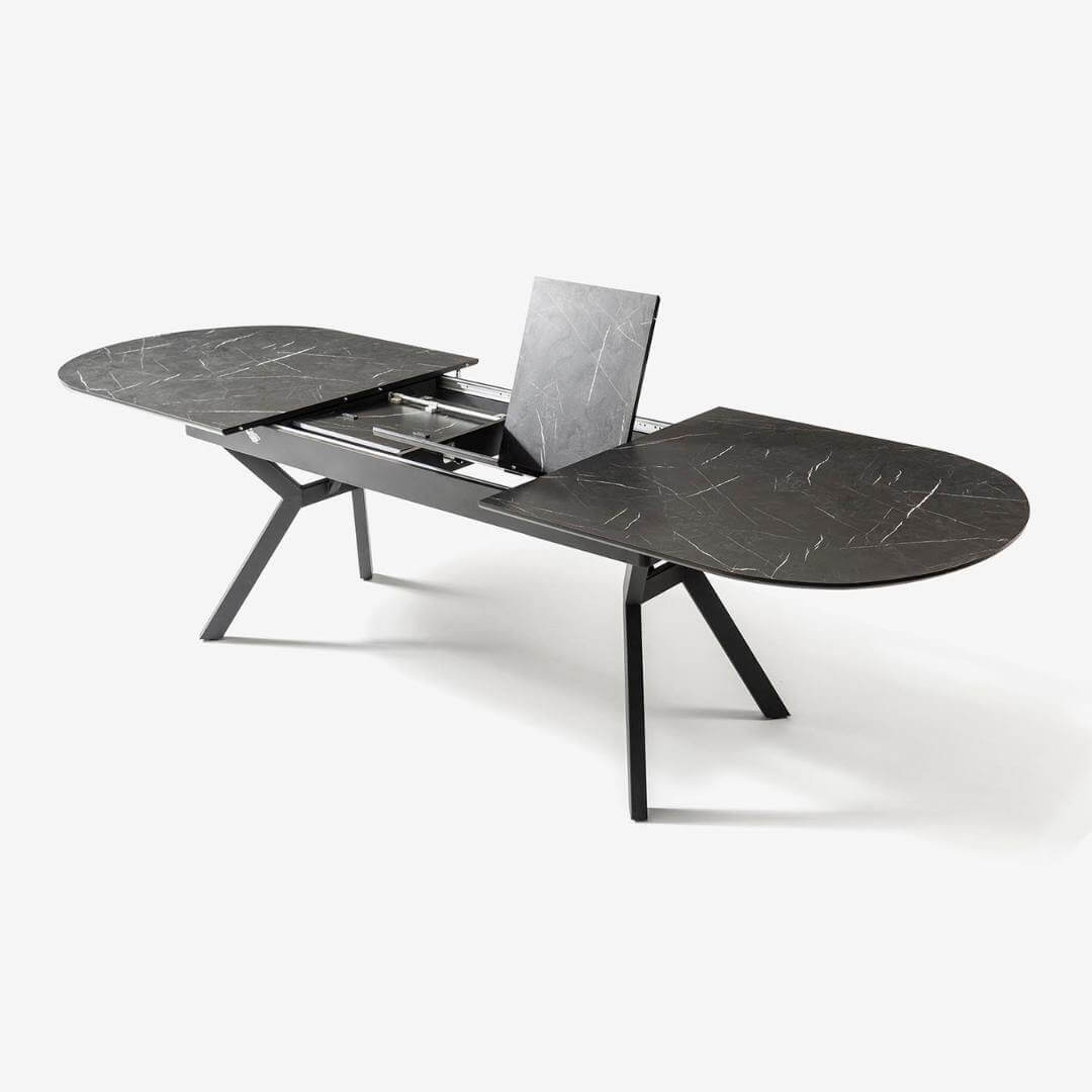 Страничен изглед към трапезна маса Bear, акцентиращ върху металната конструкция и стабилната основа.