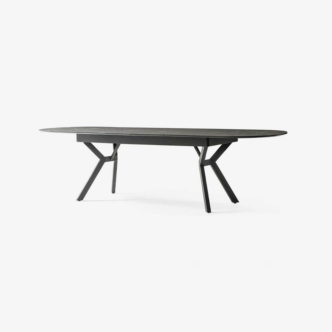 Гледка отгоре към маса Bear, показваща формата и пропорциите на плота и голямата използваема повърхност.