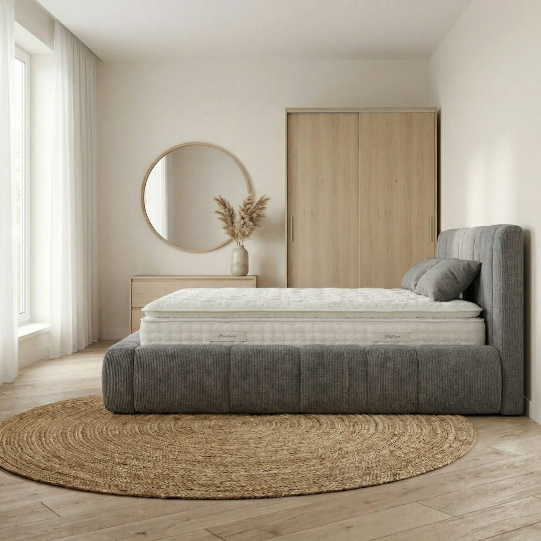 Легло DMF 06 – изглед под ъгъл, показващ таблата и чистия силует на комплекта легло + матрак.