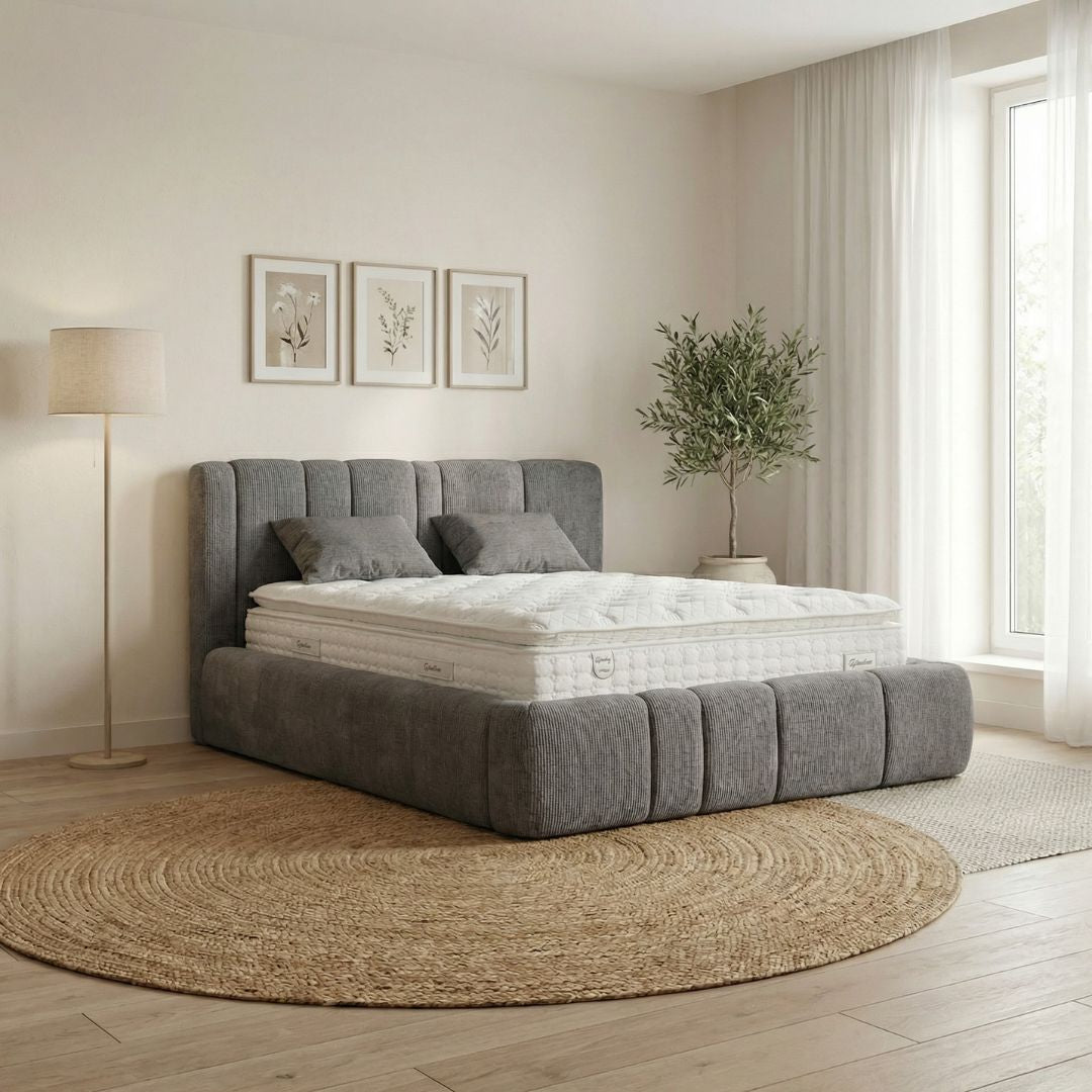 Детайл на тапицерията на DMF 06 – текстура на дамаската и меките линии, подходящи за contemporary интериор.