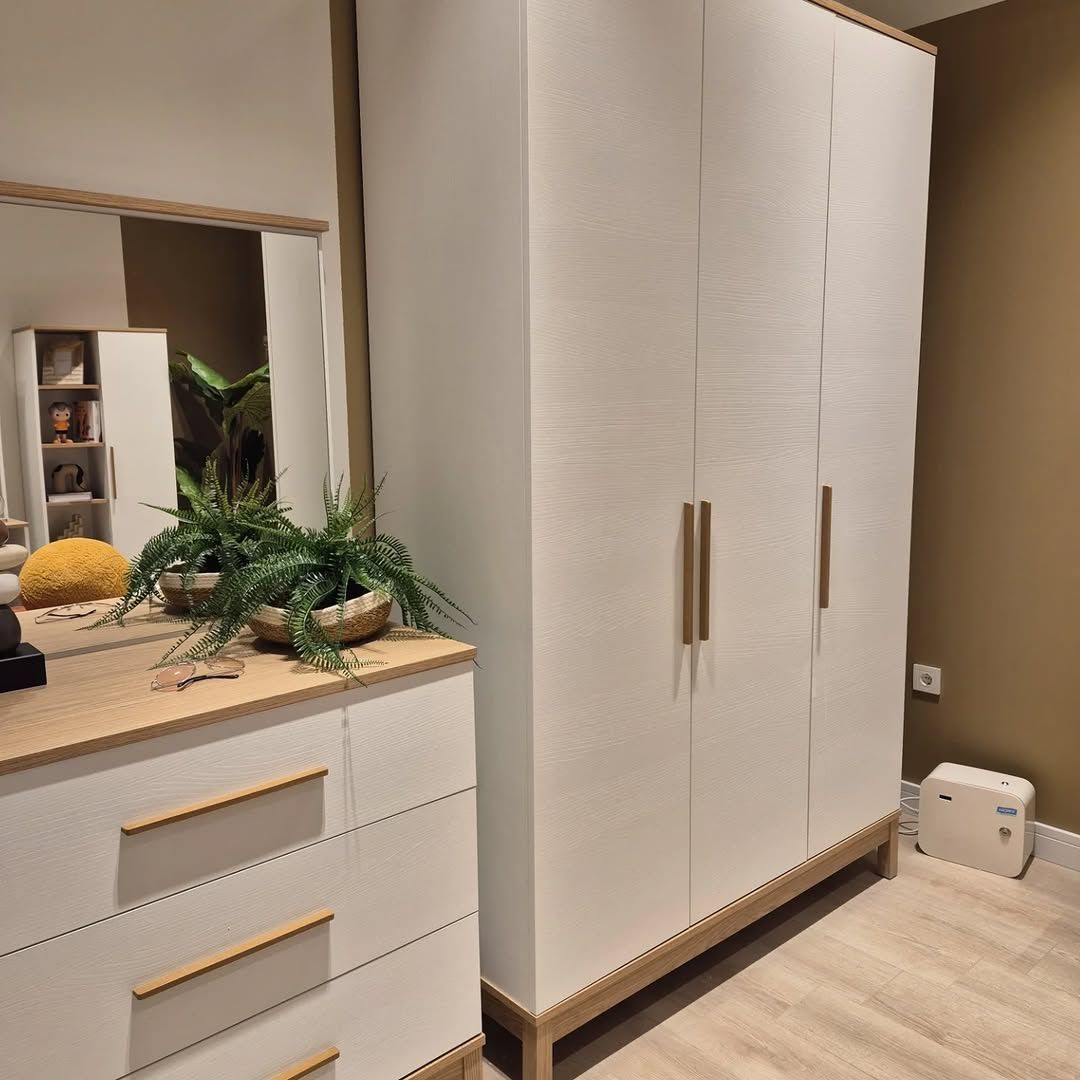 Трикрилен гардероб Etto - Modern Furniture