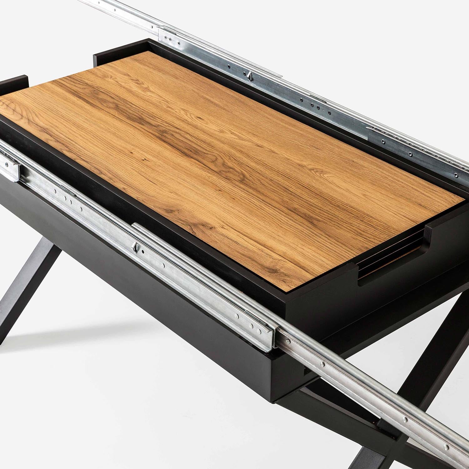 Трапезна маса Express, подредена с столове и сервиз, създаваща уютна атмосфера за семейна вечеря.