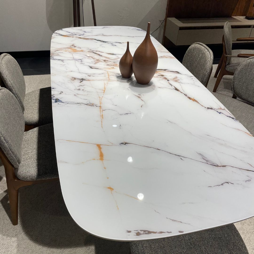 Маса Harmony – стабилна основа с елегантна геометрия в луксозен интериор.