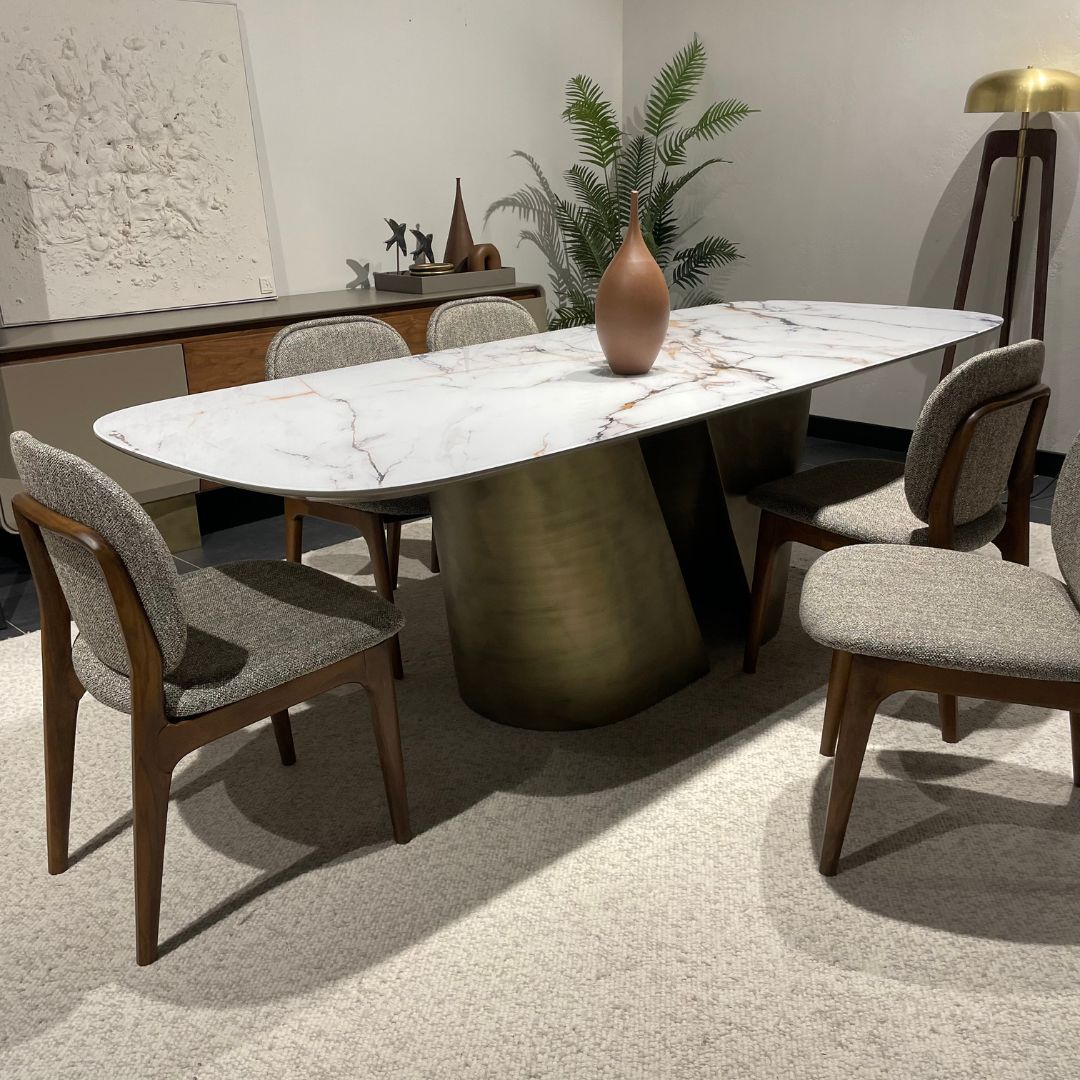 Harmony – композиция с дизайнерски столове и стилно подредена трапеза.