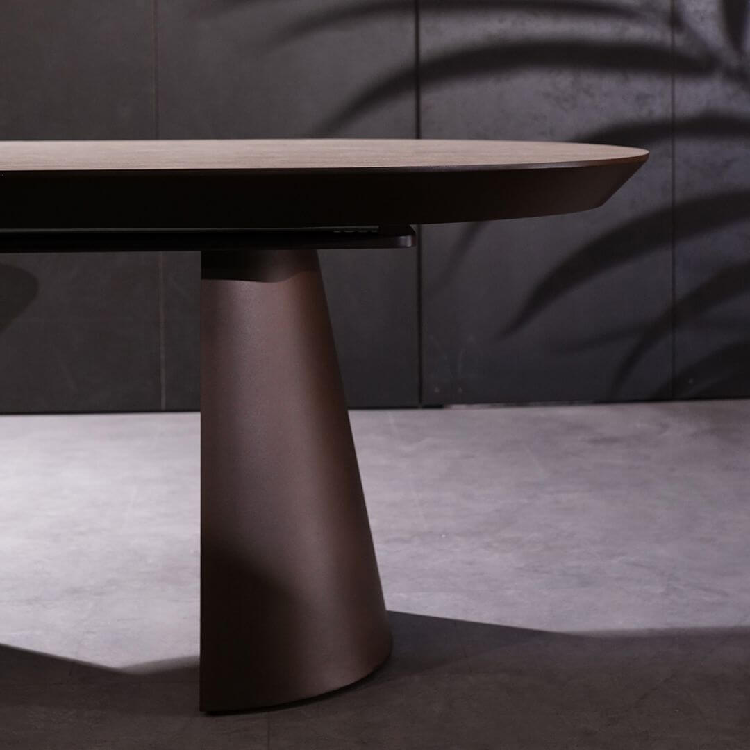 Трапезна маса Koala в стандартен размер, показана самостоятелно, за да се подчертаят чистите линии и балансираните пропорции на плота и краката