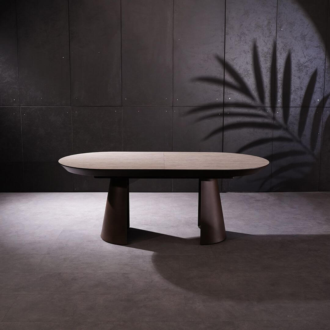 Разтегателна трапезна маса Koala с отворени допълнителни плотове, демонстрираща увеличената дължина и мястото за повече гости.