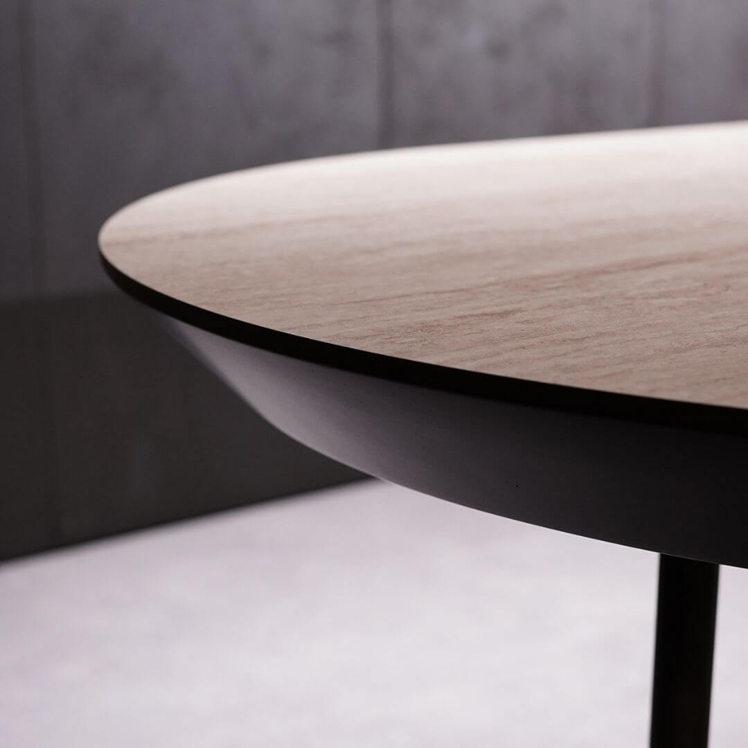 Близък план на плота на маса Koala с HPL покритие, показващ фина текстура и висококачествена повърхност, подходяща за ежедневна употреба.