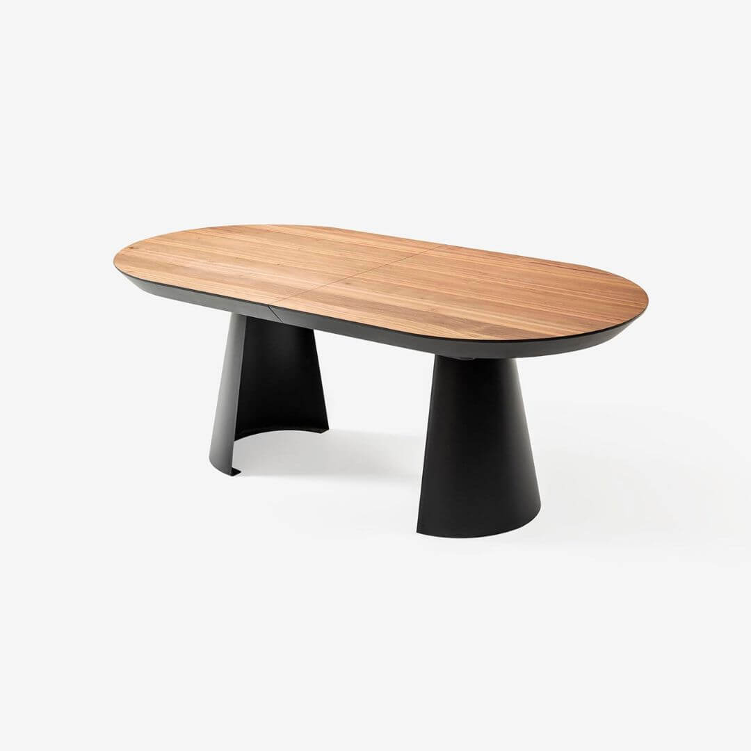 Изглед отгоре към плота на трапезна маса Koala, който показва правоъгълната форма и голямата използваема повърхност.