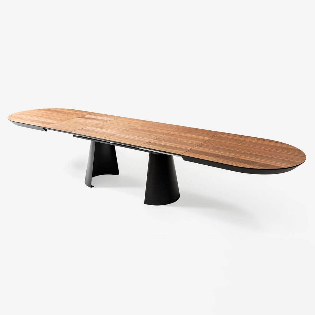 Трапезна маса Koala, комбинирана с трапезни столове, подредена за хранене и създаваща уютна атмосфера за семейни и приятелски вечери.