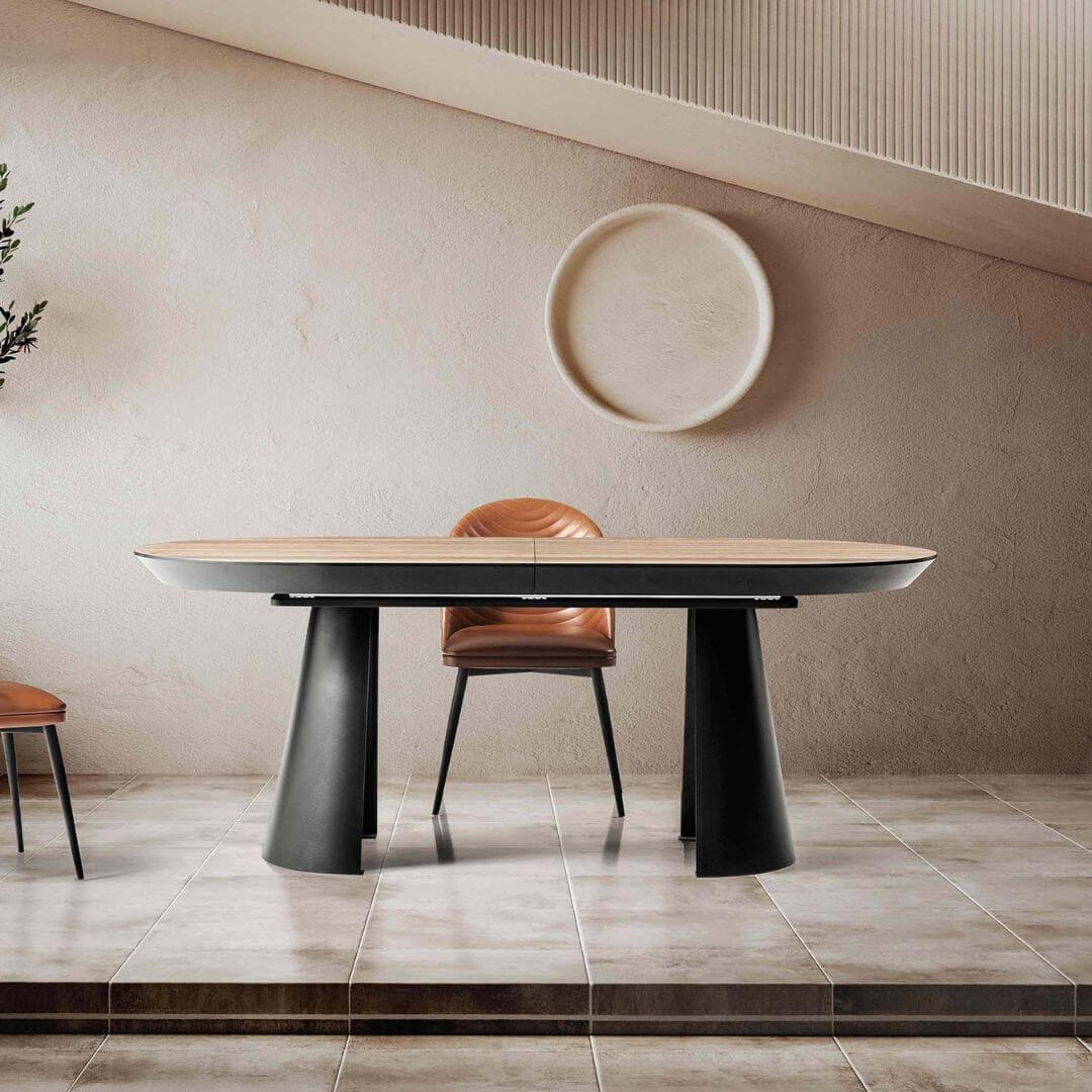 Основно изображение: Трапезна маса Koala в модерна трапезария, с правоъгълен плот и елегантна метална основа, създаваща усещане за стил и уют.