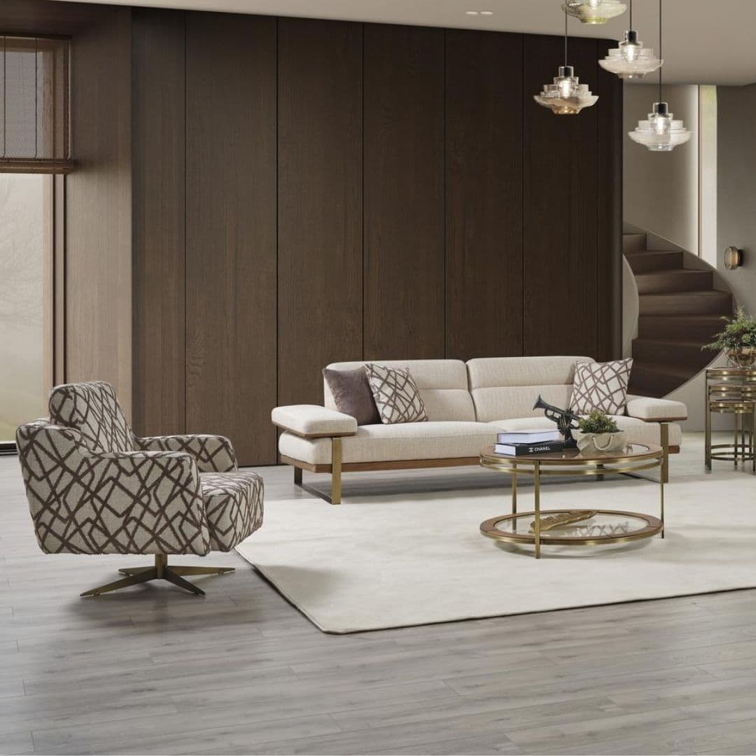 Детайл на шевове и текстура на дамаската на прав диван Lavina в светъл цвят. Подчертава мекотата и уютното излъчване.