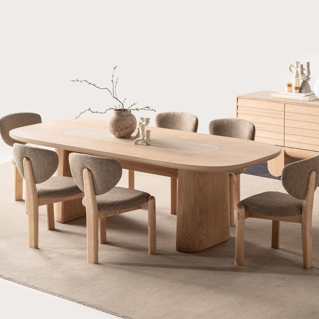 Трапезна маса Lumo, подредена с трапезни столове и сервиз, създаваща уютна зона за семейно хранене.