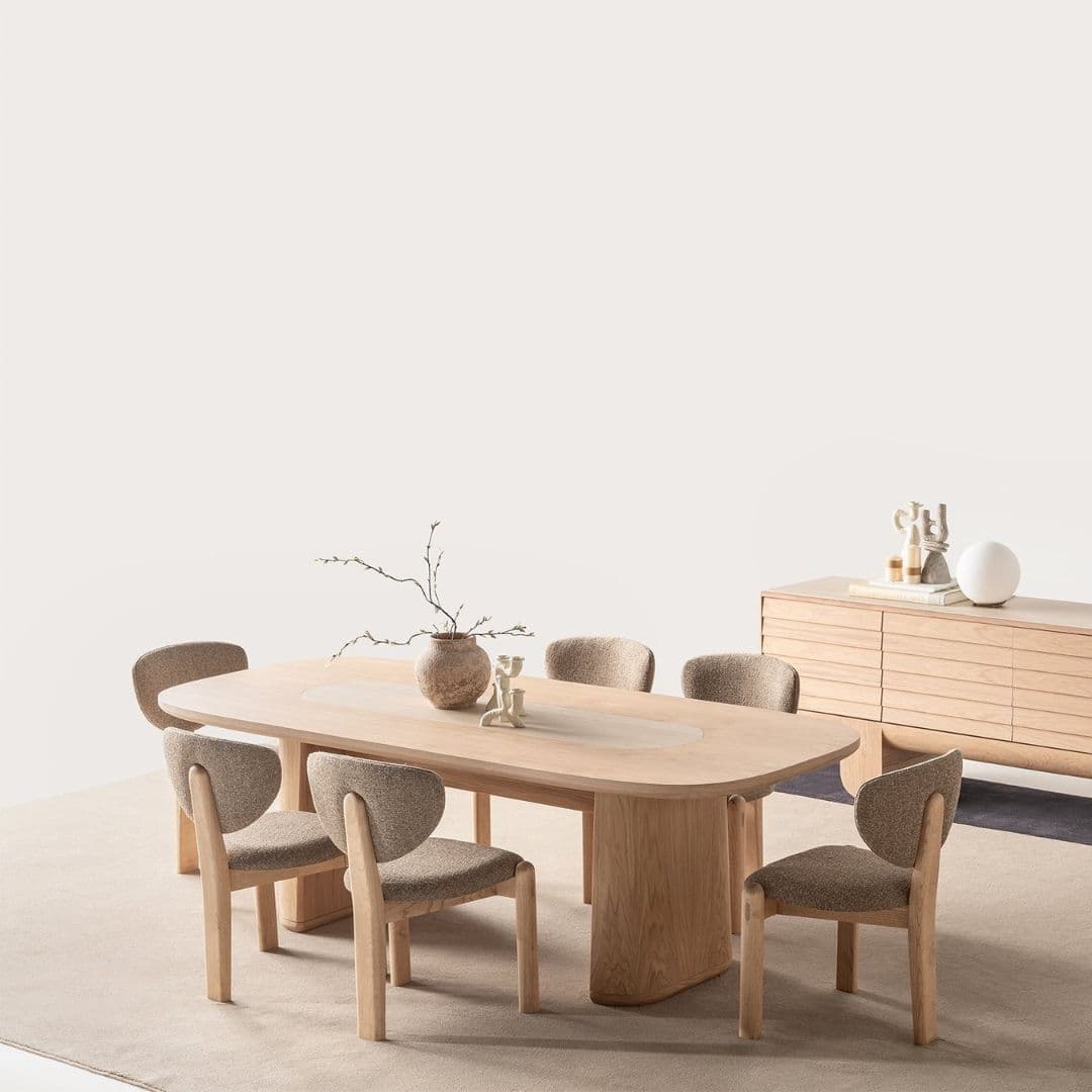 Детайлен кадър на дървесната текстура на плота на маса Lumo, подчертаващ естествения материал и финото покритие. 