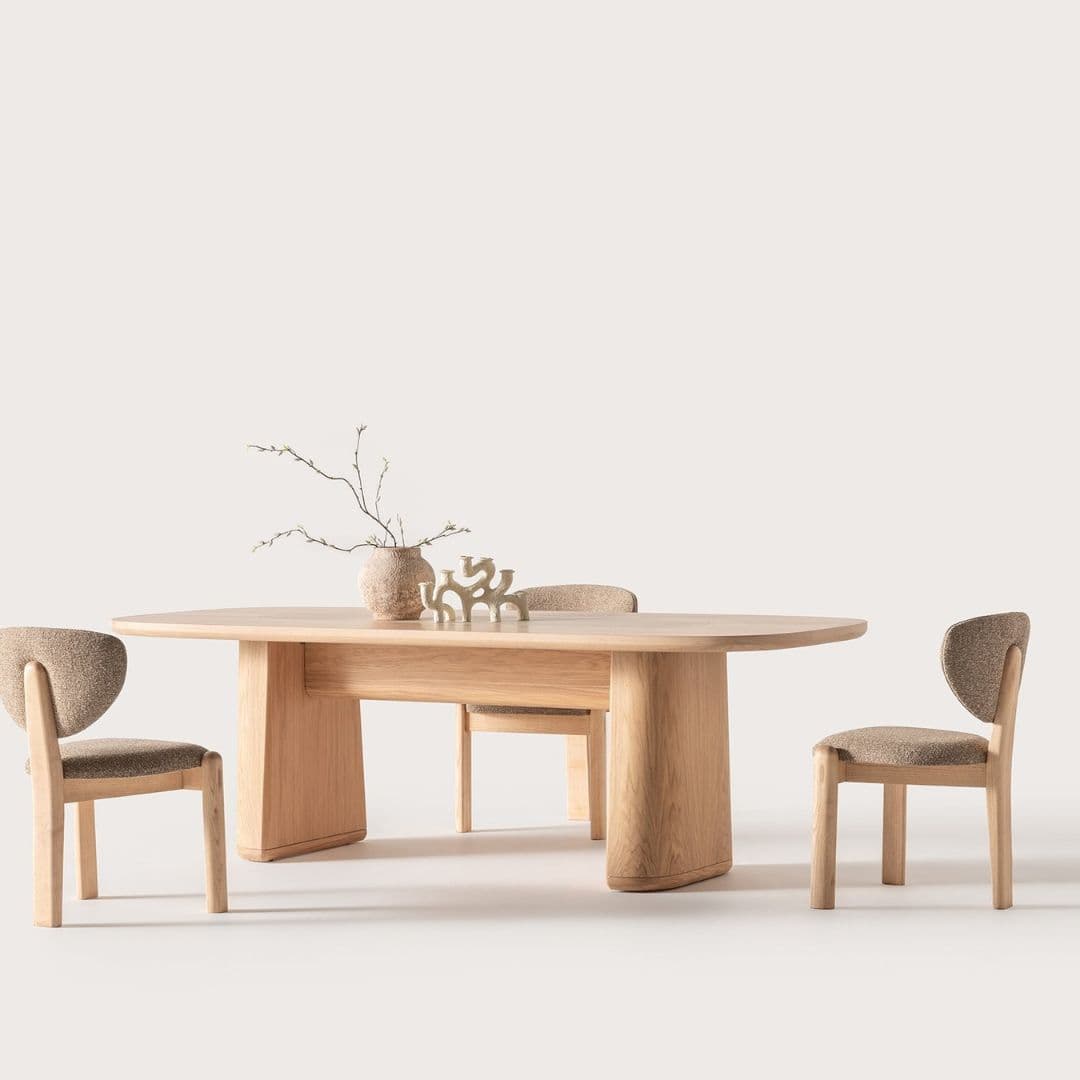 Трапезна маса Lumo в по-широка трапезария, комбинирана с бюфет и декорация, оформяща топъл и подреден интериор.