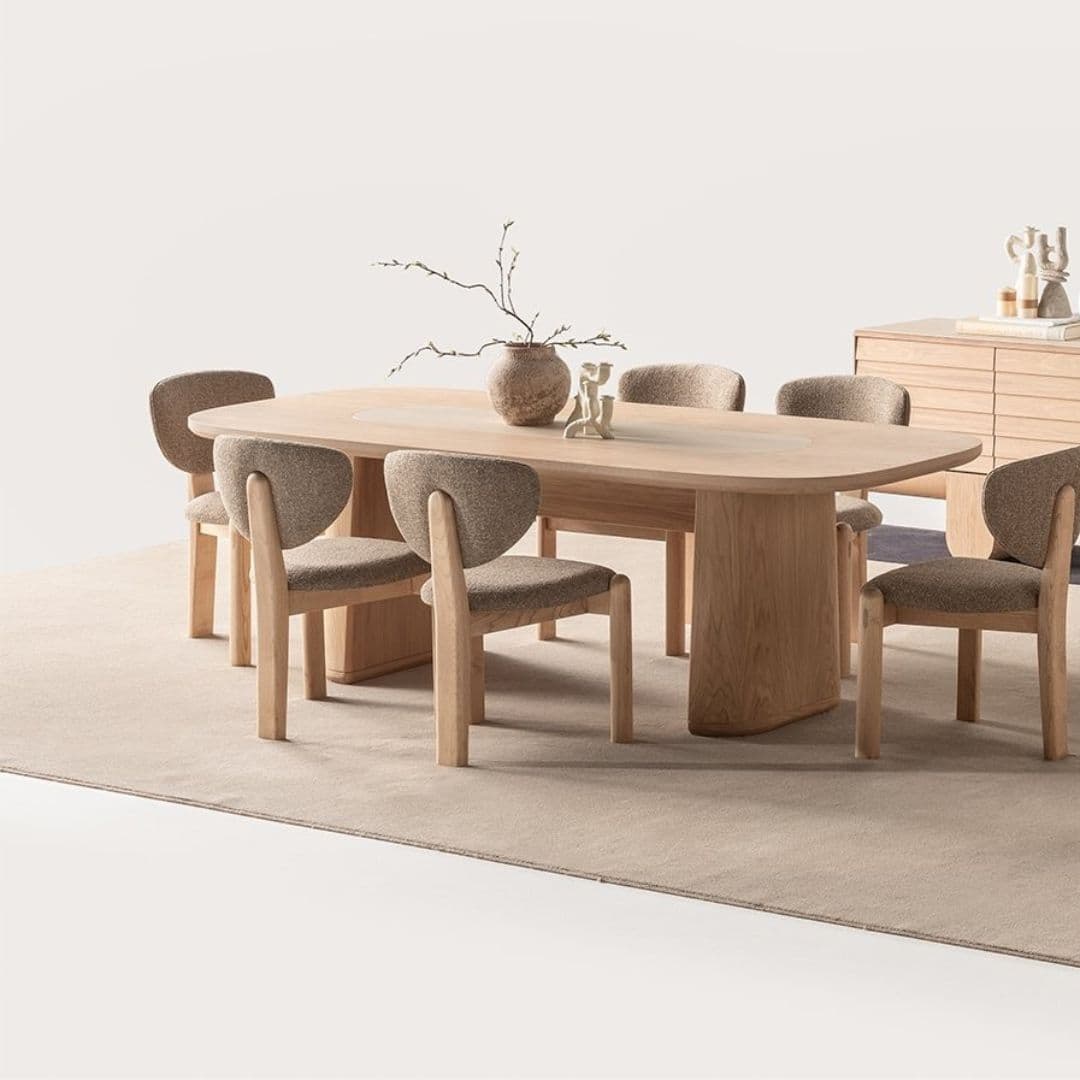 Трапезна маса Lumo от масивно дърво, разположена в модерна трапезария с неутрални тонове и мека светлина. 