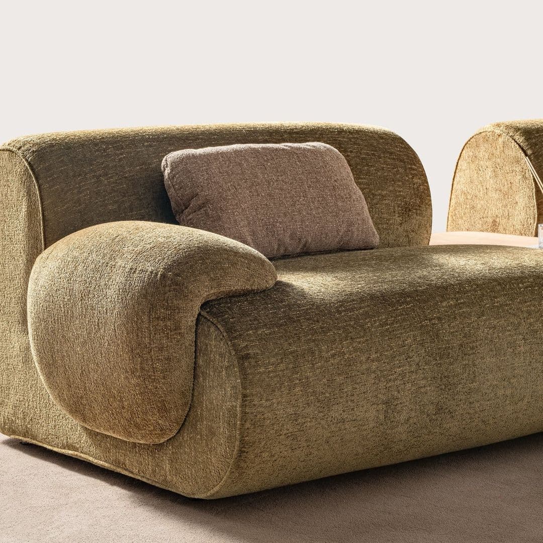 Модулен диван Lumo в голяма дневна с килим и декоративни възглавници, създаващ усещане за мек, модерен уют.