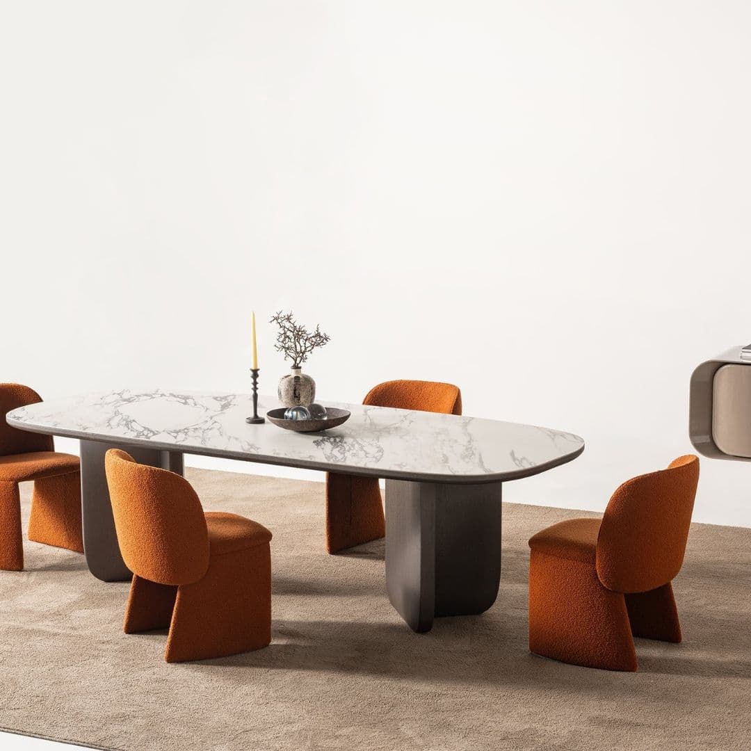 Трапезна маса Metropol с голям овален плот с мраморна визия и стабилна основа, разположена в модерна трапезария.