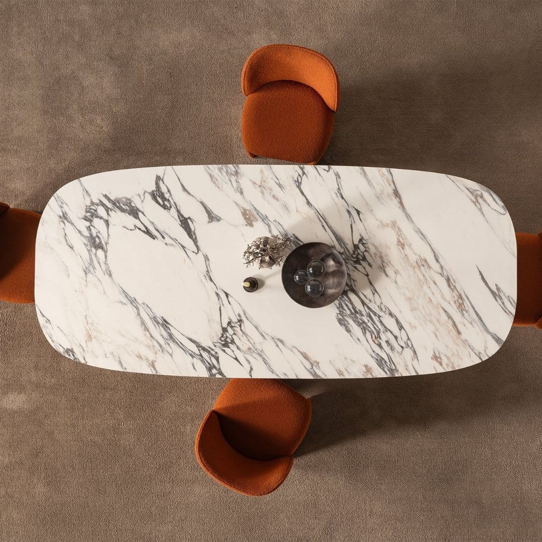 Детайлен кадър на плота на трапезна маса Metropol, подчертаващ мраморната визия и гладката повърхност.