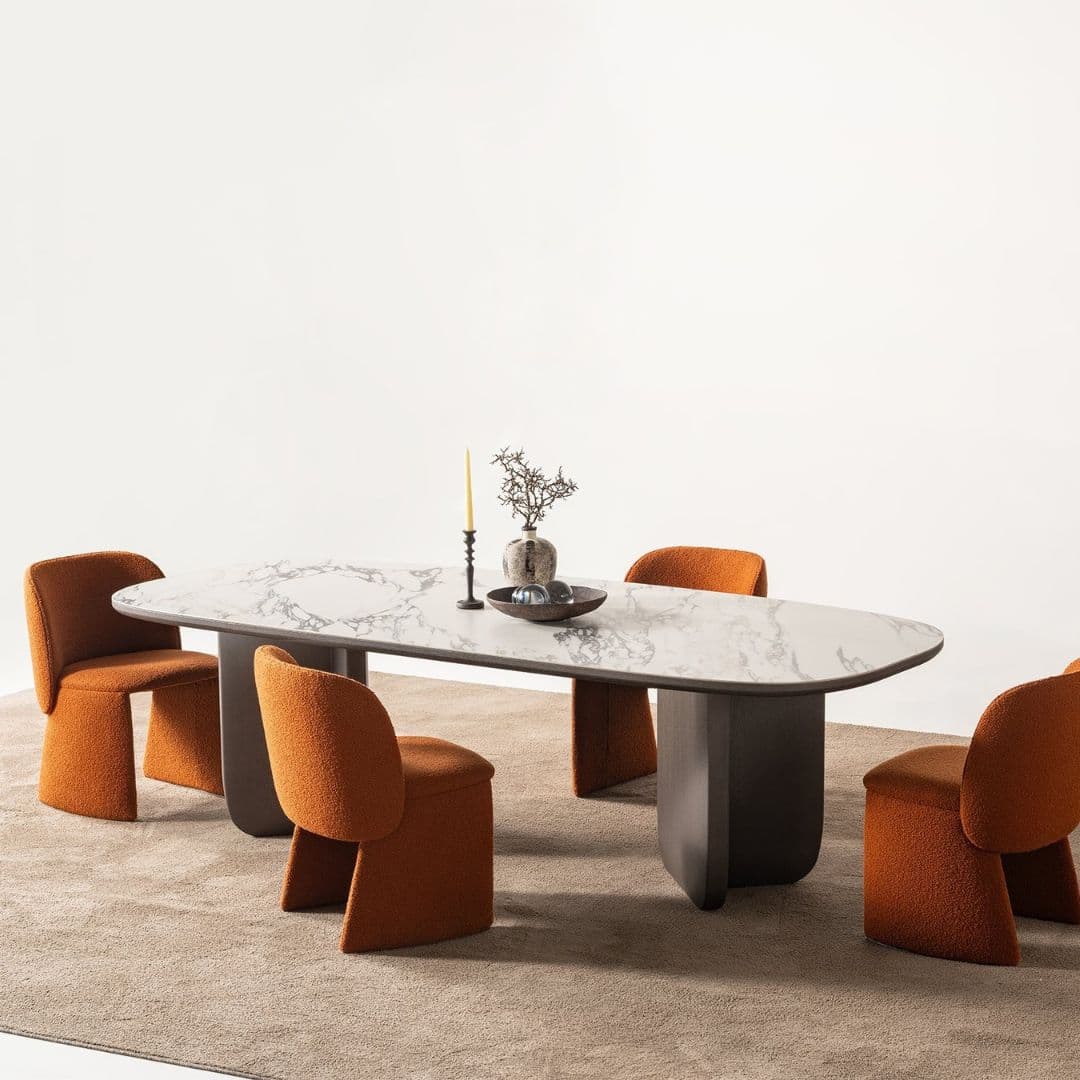 Трапезна маса Metropol, комбинирана с модерни трапезни столове в неутрални тонове, създаваща изискан кът за хранене.