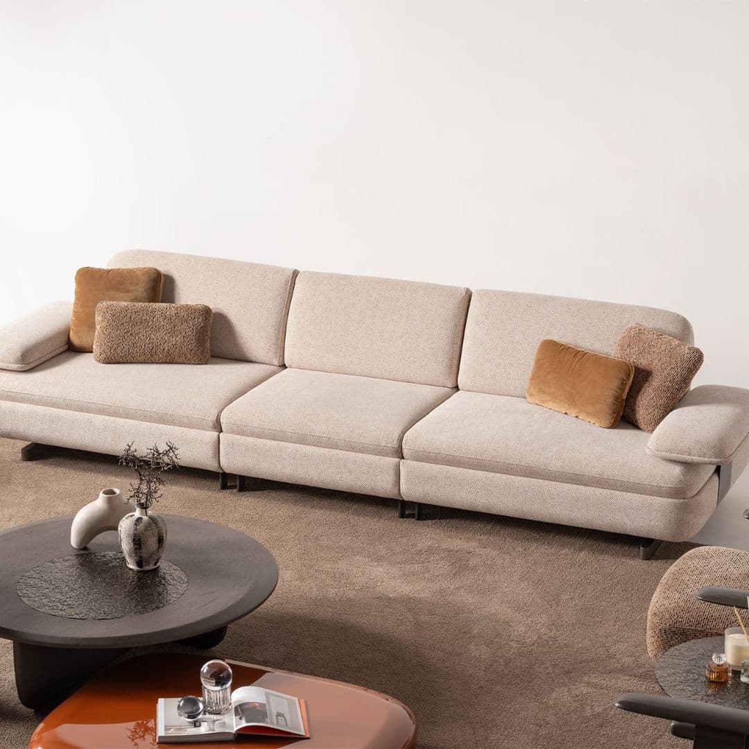 Прав диван Metropol с нисък профил и дълбока седалка, разположен в модерна дневна с неутрални тонове.