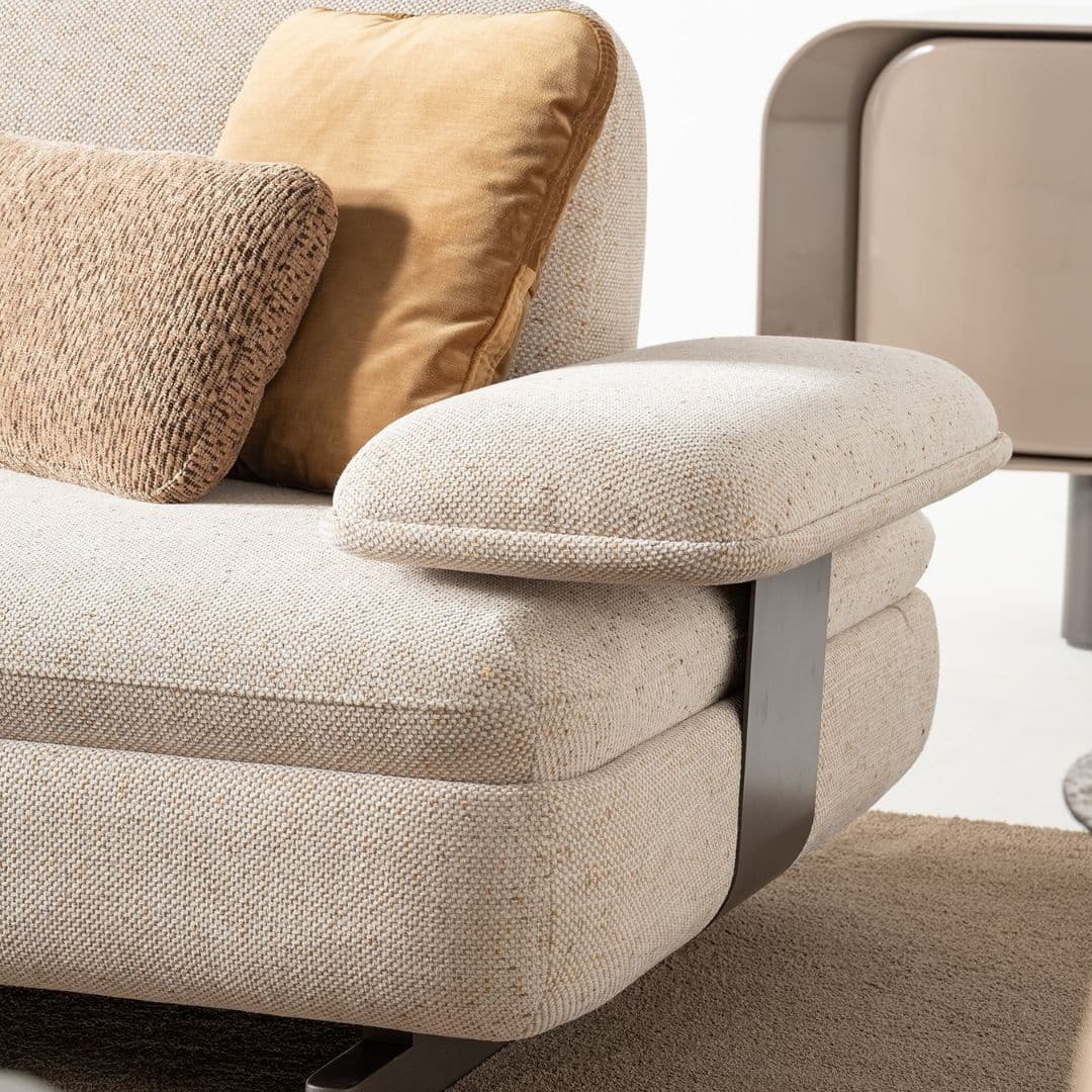 Прав диван Metropol, заснет под ъгъл, показващ подвижната облегалка и дълбокото място за сядане.