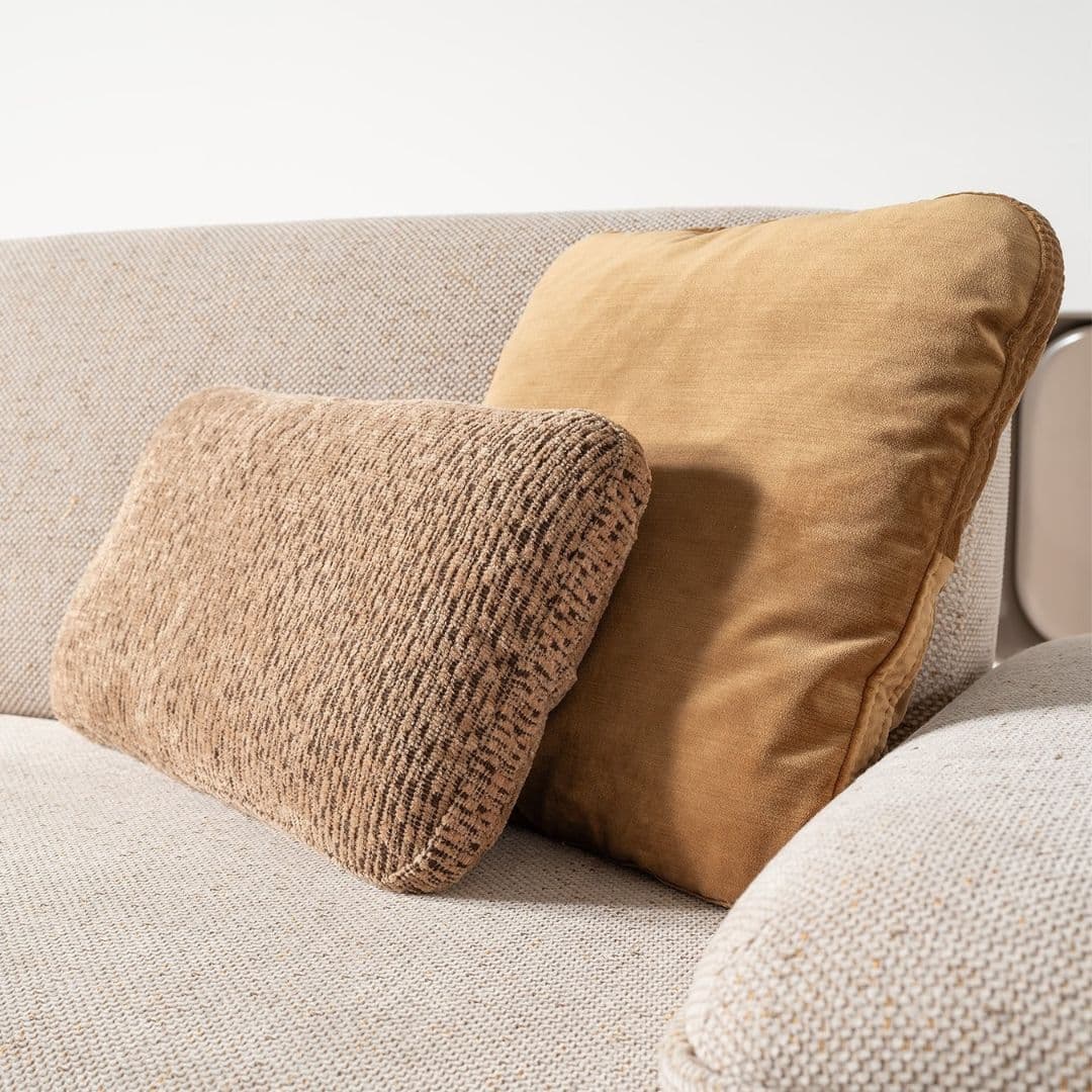 Прав диван Metropol с изтеглена облегалка, използван като място за сън за един човек.