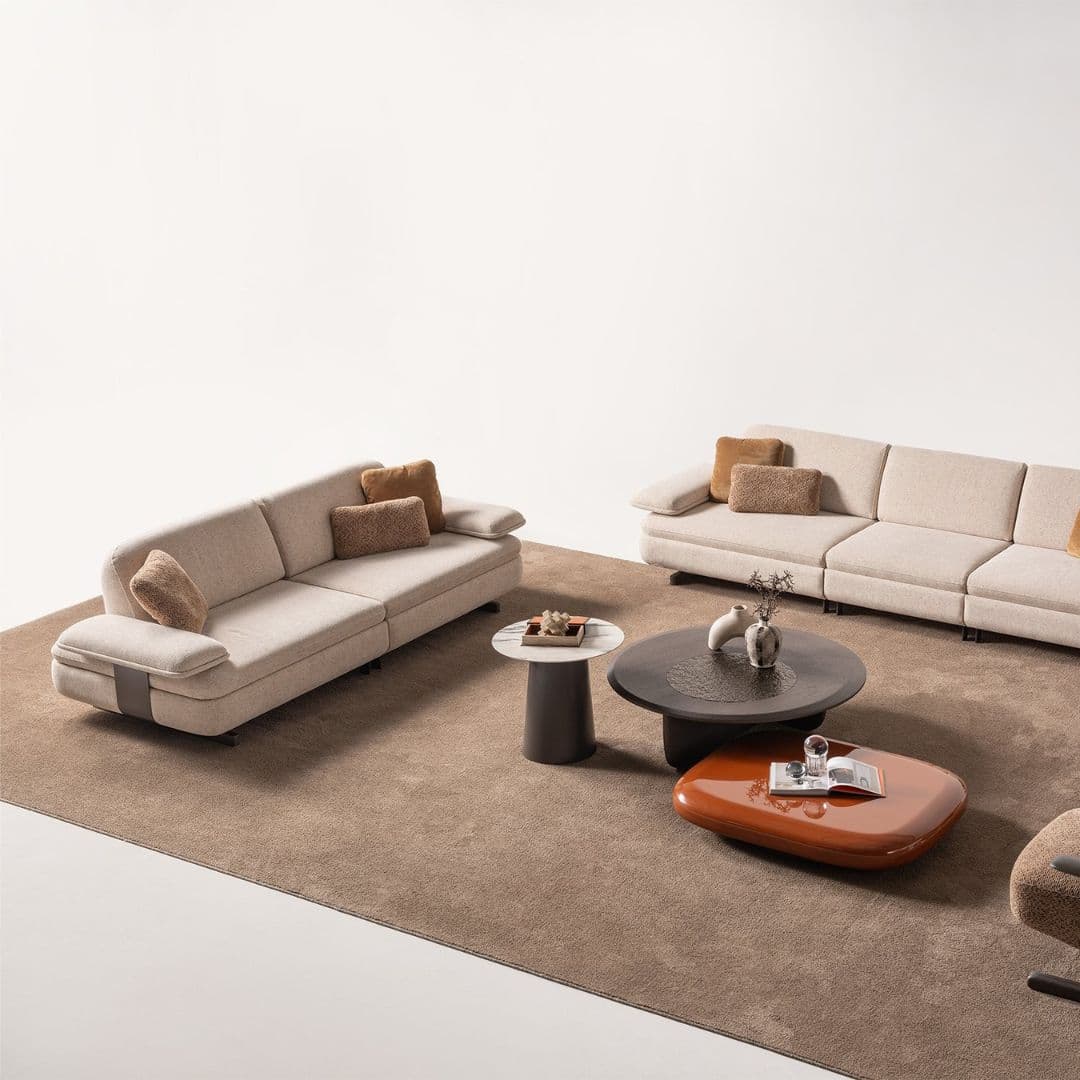 Детайлен кадър на високите крачета и основата на дивана, показващ леката визия и лесния достъп за робот прахосмукачка.