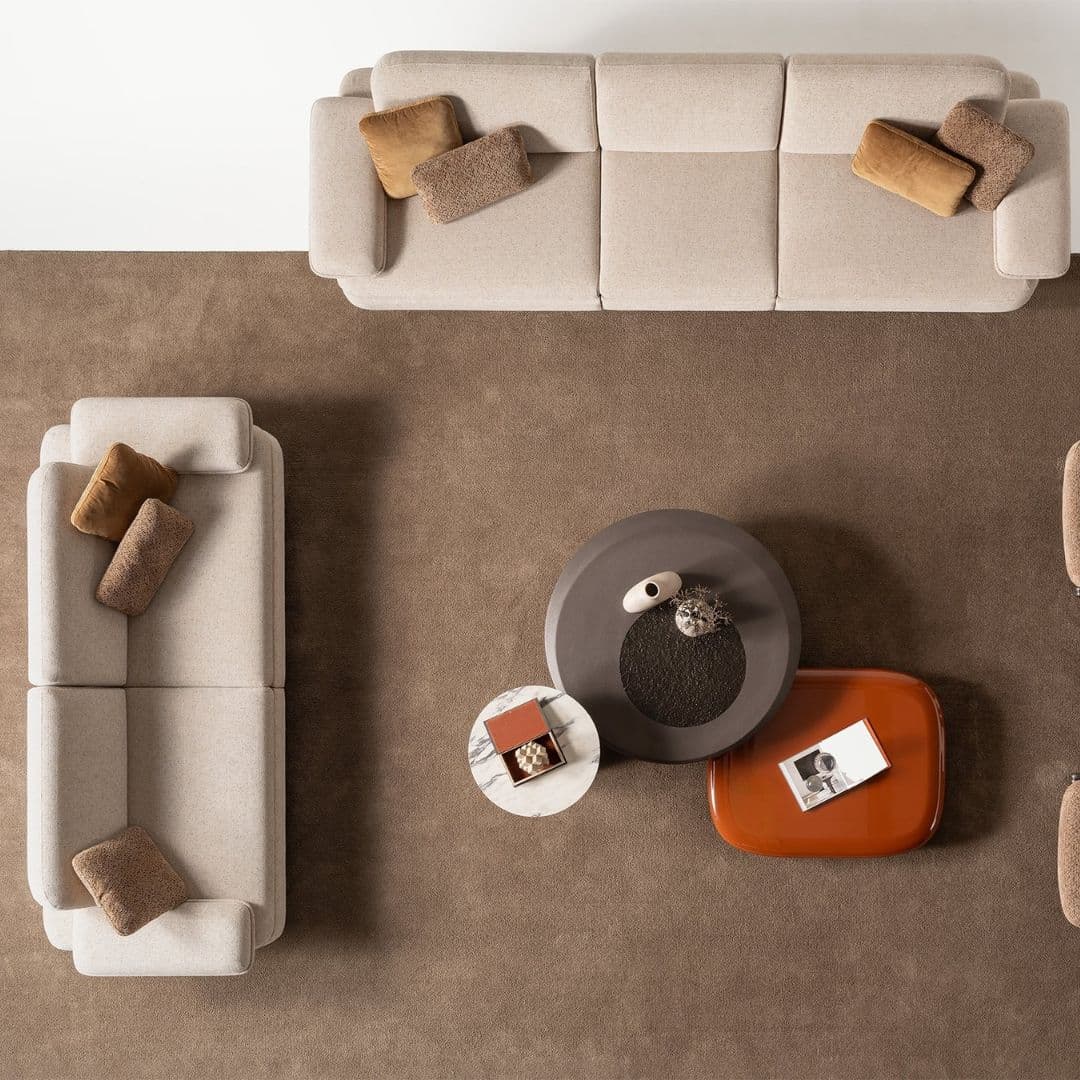 Прав диван Metropol в интериор с килим и декоративни възглавници, създаващ усещане за модерен, уютен хол.