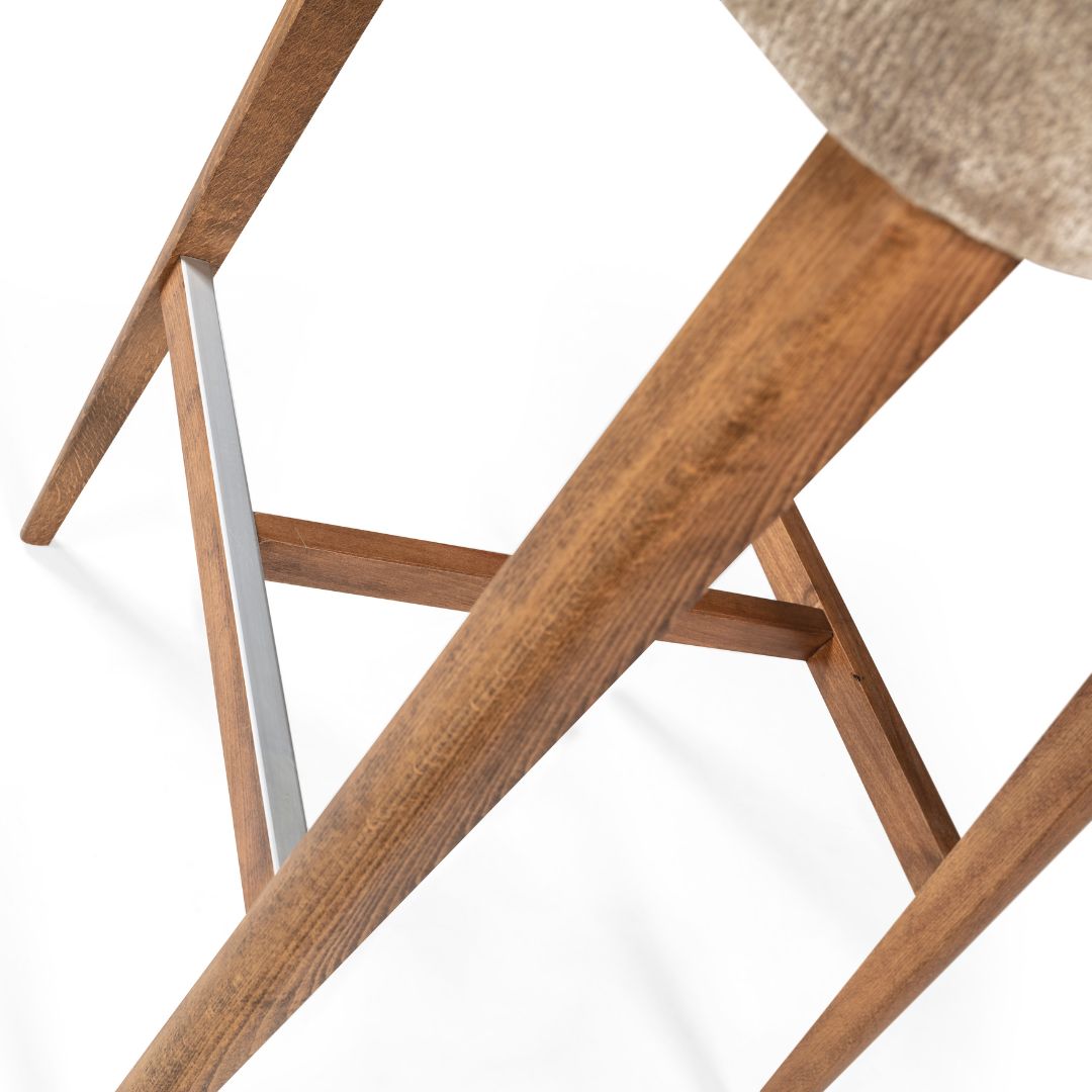 Бар стол Midi – детайл на връзката между седалката и краката.