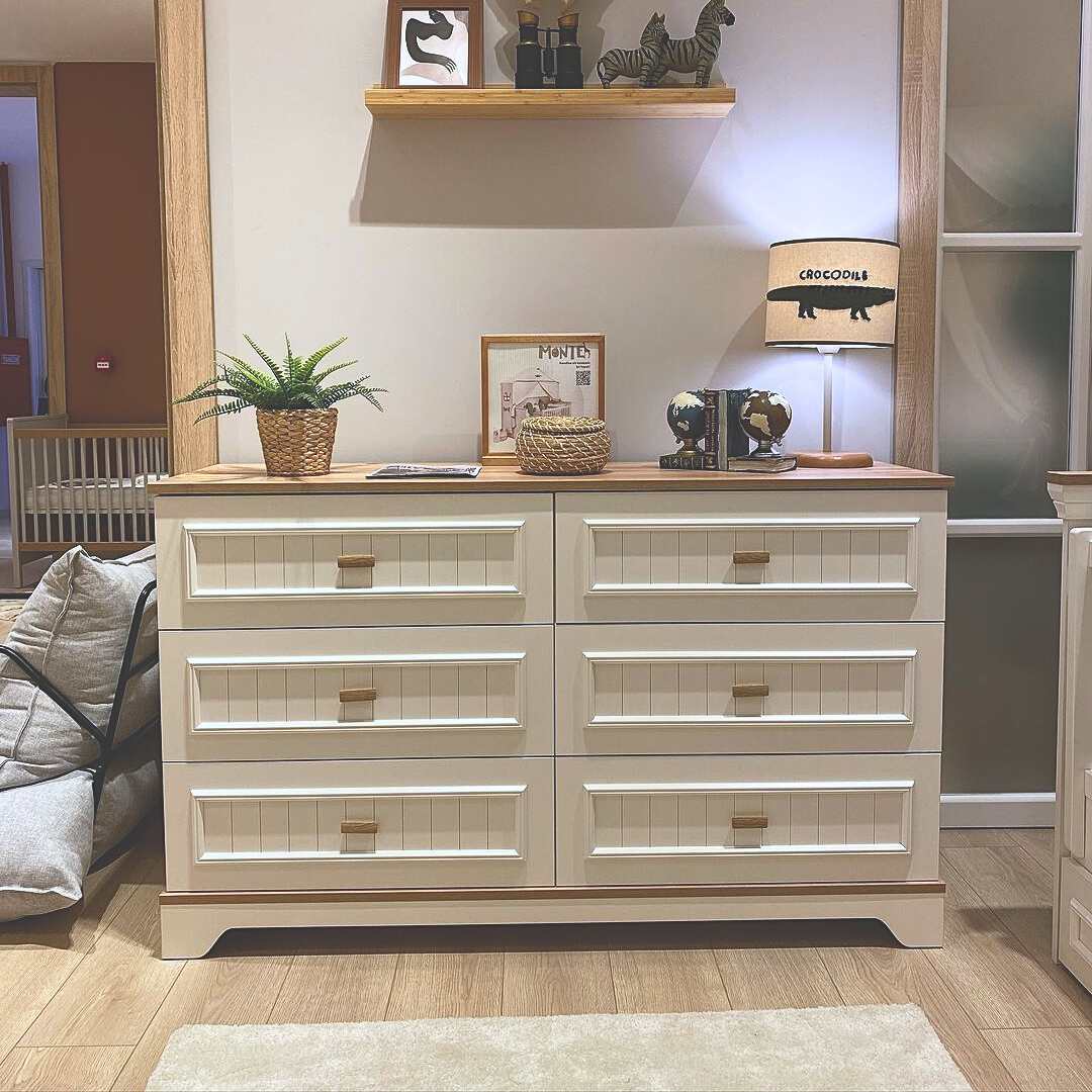 Двоен детски скрин Monte с шест чекмеджета в обзаведена детска стая