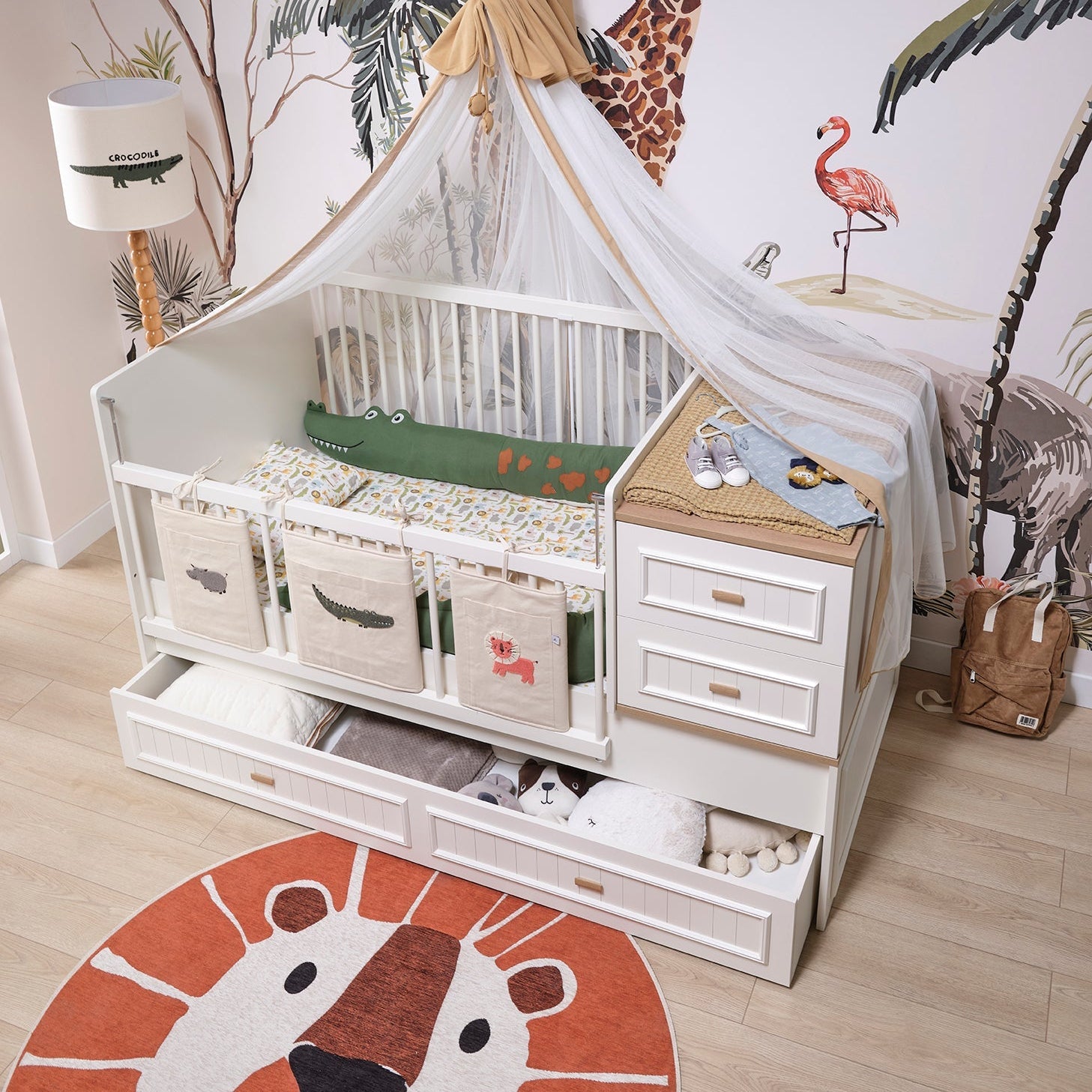 Просторно чекмедже за съхранение под кошара