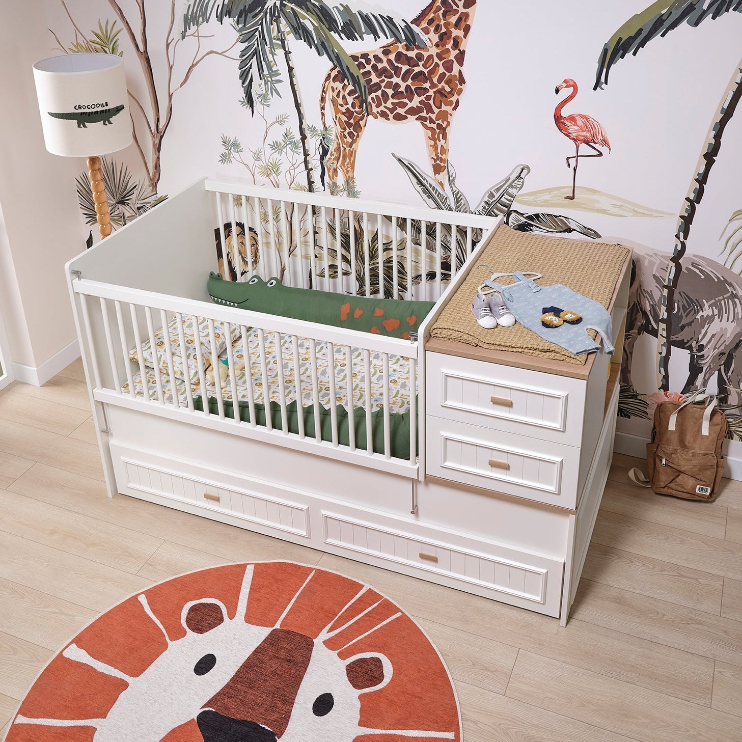 Чекмедже за детска кошара с кремав цвят