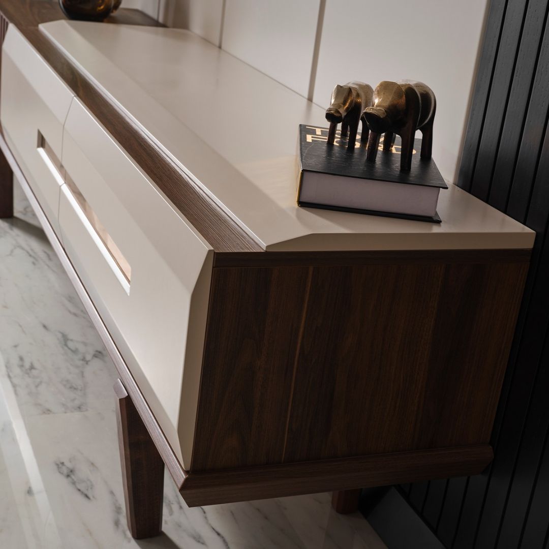 ТВ секция Monza – близък план на шкафовете и фините кантове.