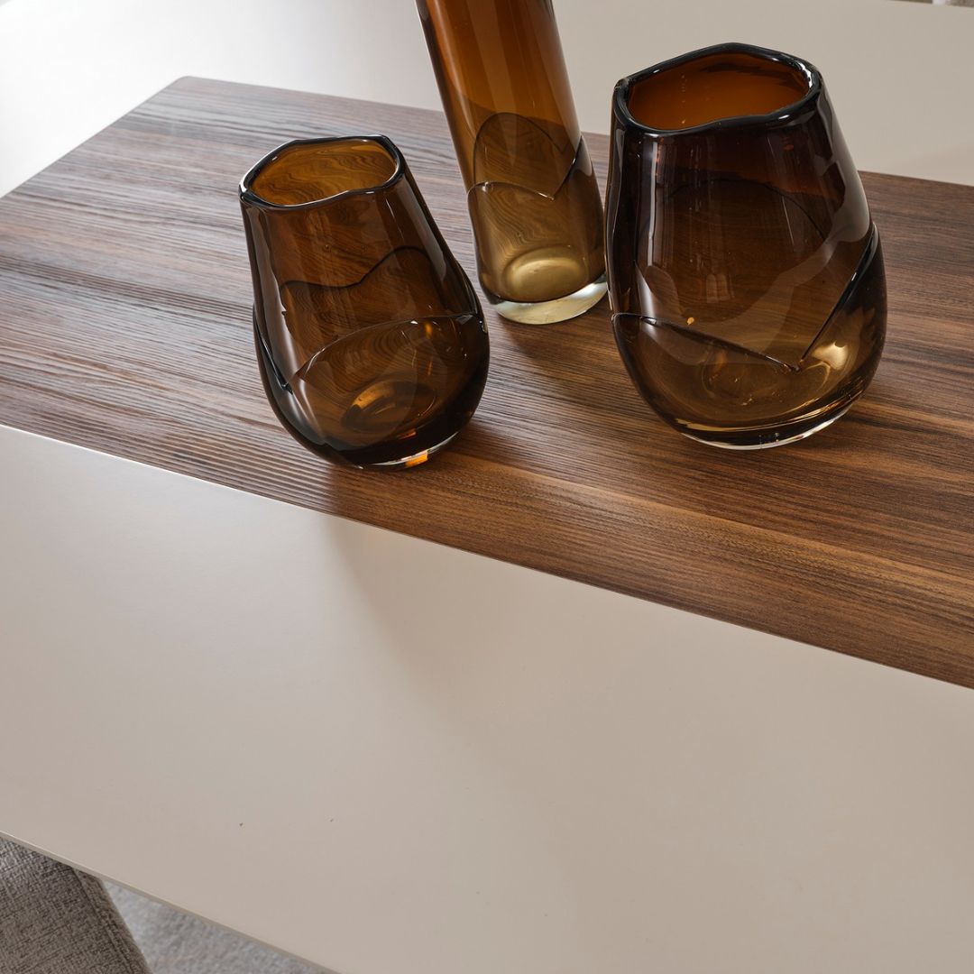 Трапезна маса Monza – близък план на ръба на плота и финото изпълнение.