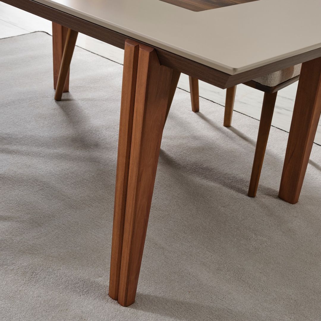 Monza – фронтален изглед със съчетани столове в неутрални тонове.