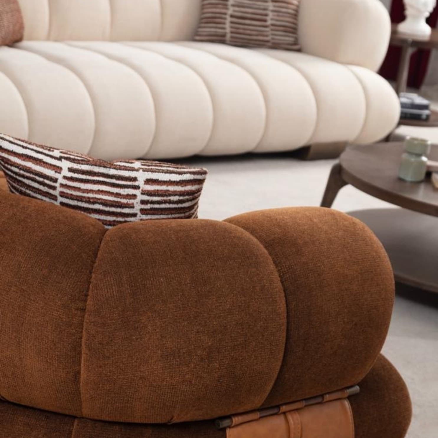 Прав диван Moon Life, модерна визия детайли от кожа и метал.