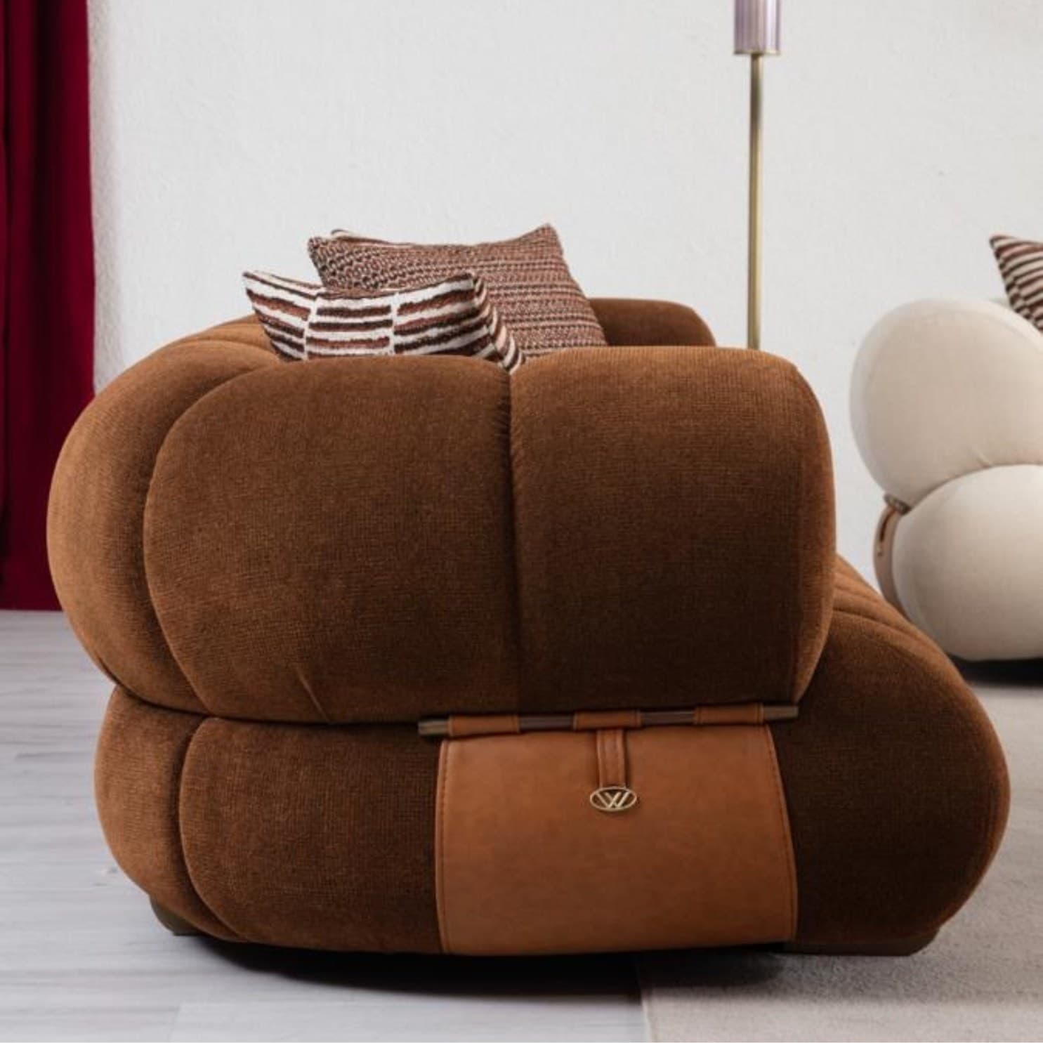 Прав диван Moon Life, модерна визия детайли от кожа и метал.